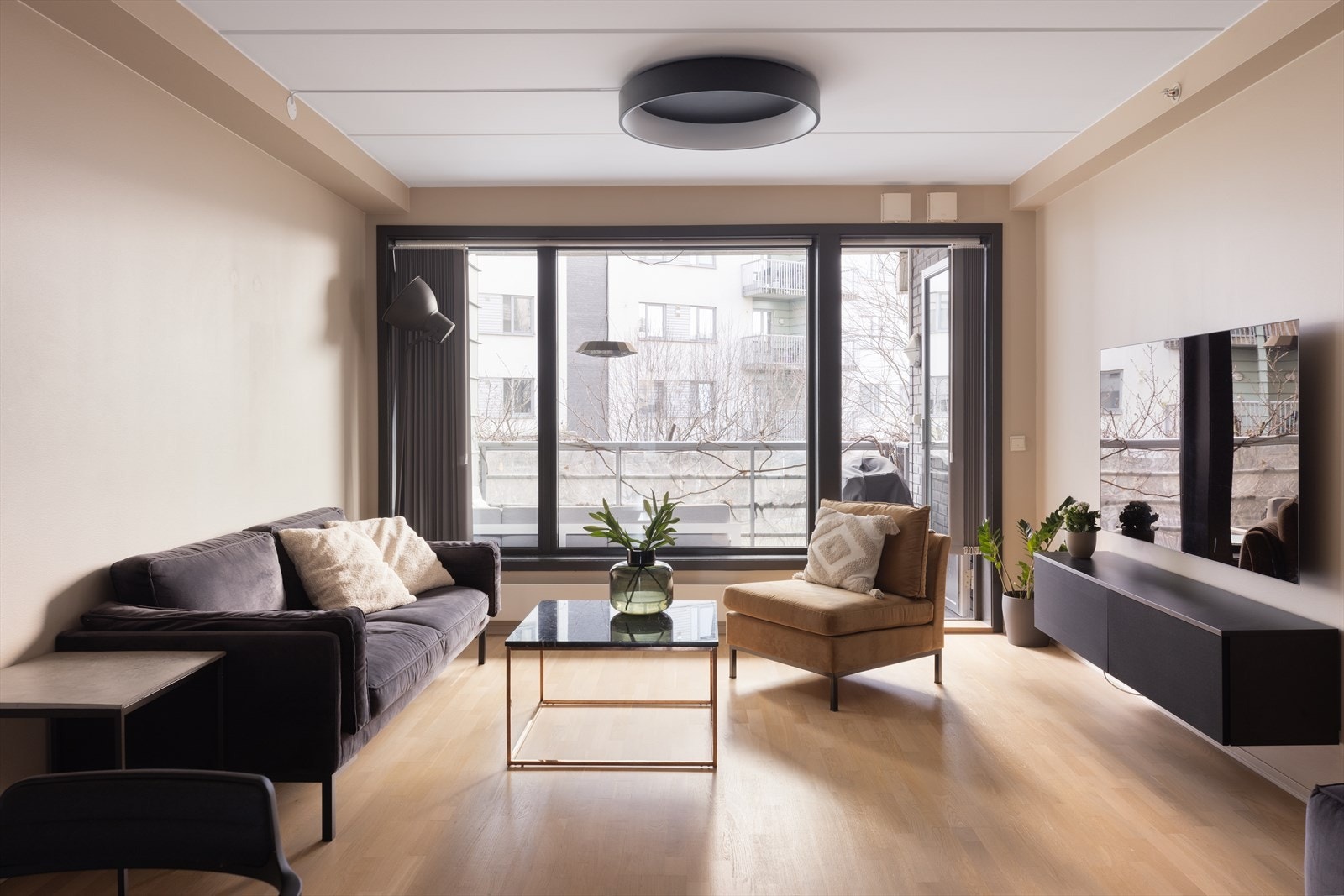 Leiligheten ble vesentlig oppgradert i 2022/2022 med bad, nytt kjøkken og nye hvitevarer, samt alt elektrisk på bad, stue og kjøkken. Galleribilde