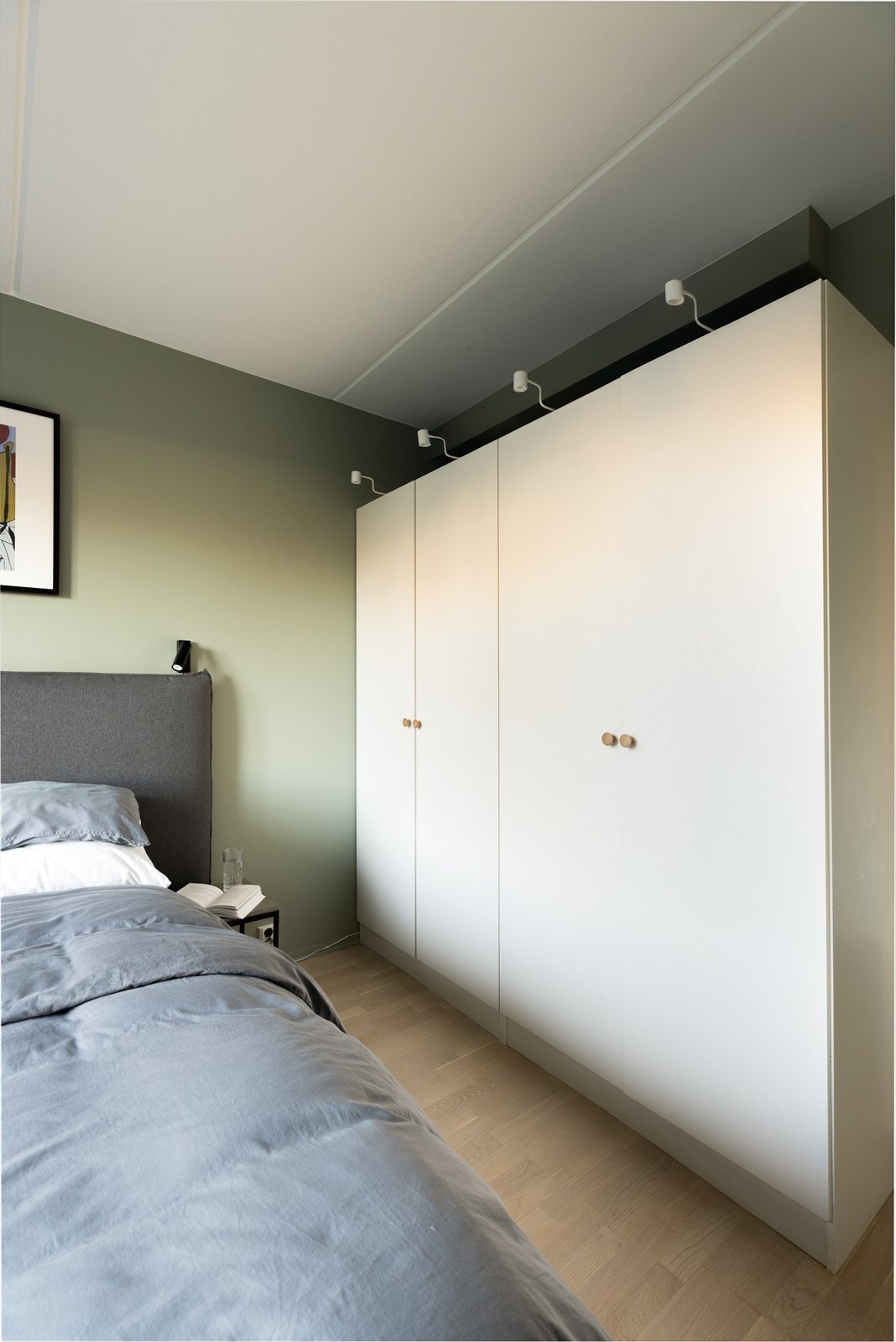 Det er utstyrt med panelovn og garderobeskap, noe som gir gode lagringsmuligheter og behagelige soveforhold. Galleribilde