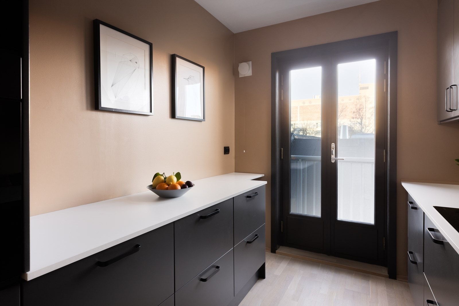 Her finner du integrerte hvitevarer som stekovn, platetopp, mikroovn og oppvaskmaskin. Ved kjøkkenet er det også en fransk balkong. Galleribilde