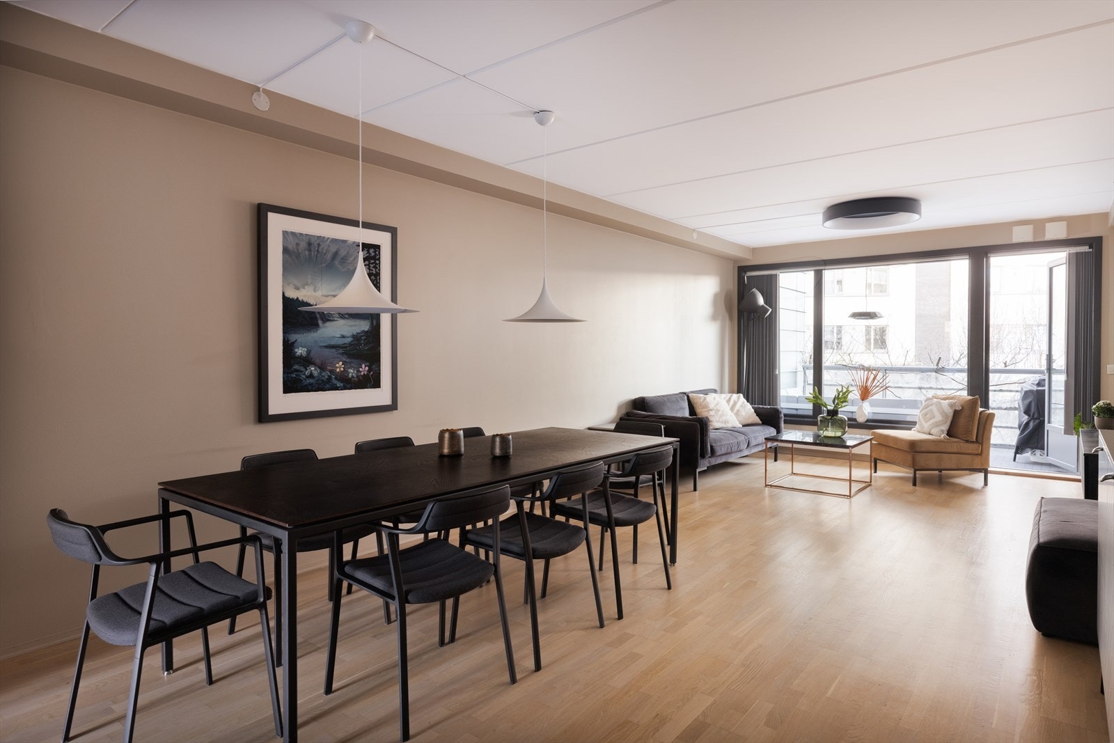 Den åpne løsningen gir god plass til både sofagruppe og spisebord, og rommet er ideelt for avslapning og samvær. Galleribilde