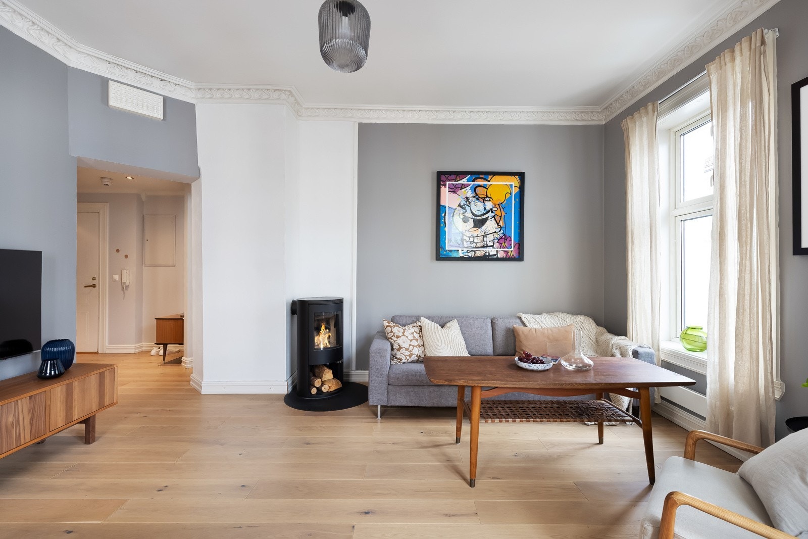 I rommet er det en peisovn fra 2022 for ekstra hygge og varme. Galleribilde