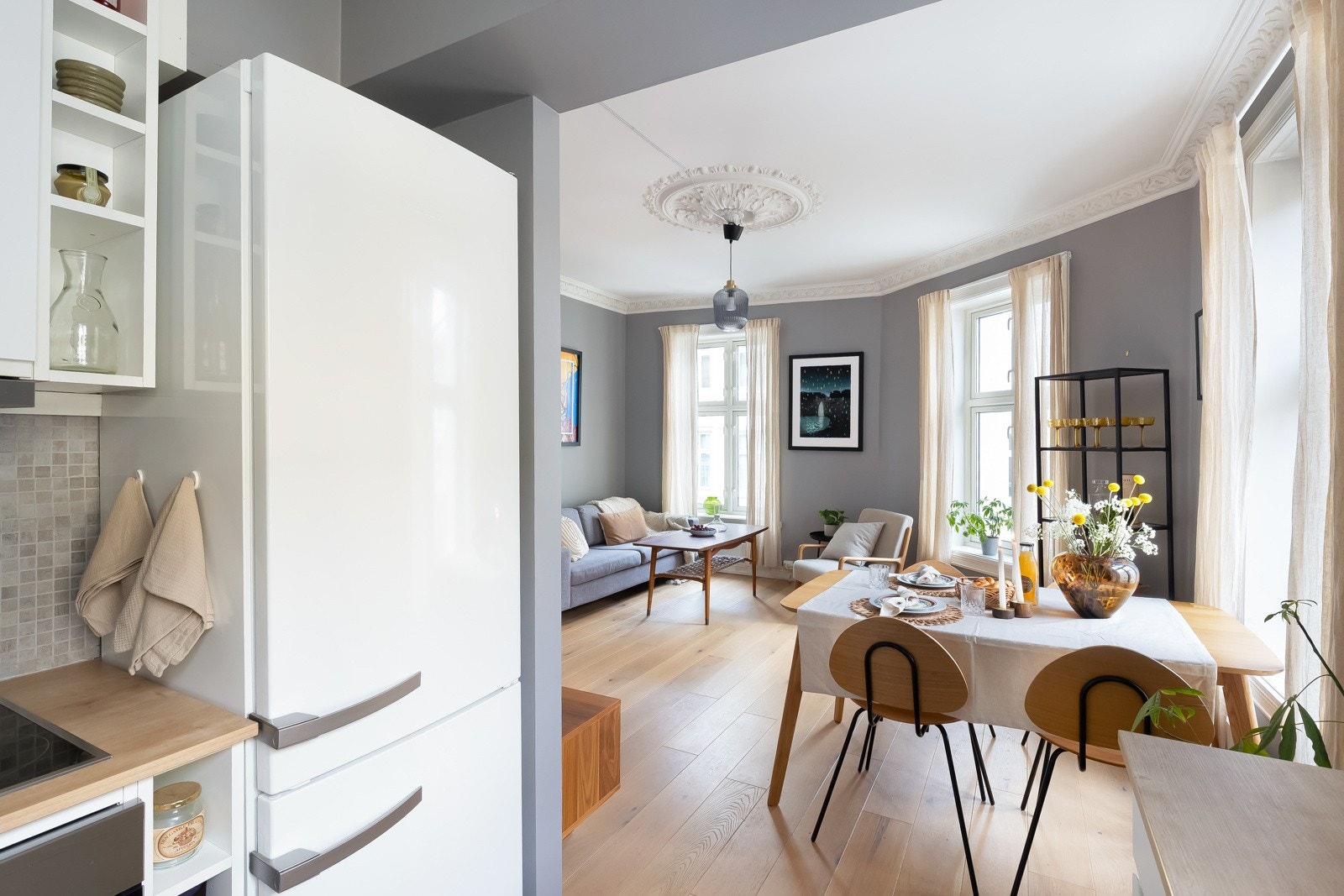 Kjøkkenet er utstyrt med integrert oppvaskmaskin og stekeovn med nedfelt platetopp. Frittstående kjøleskap med fryserdel medfølger ikke handelen. Galleribilde