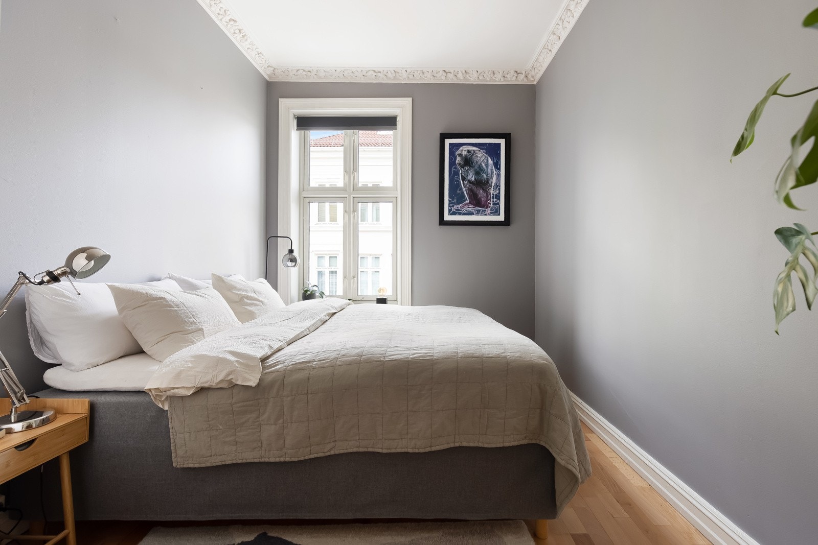 Leiligheten har et fint soverom av god størrelse med plass til dobbeltseng og nattbord. Galleribilde