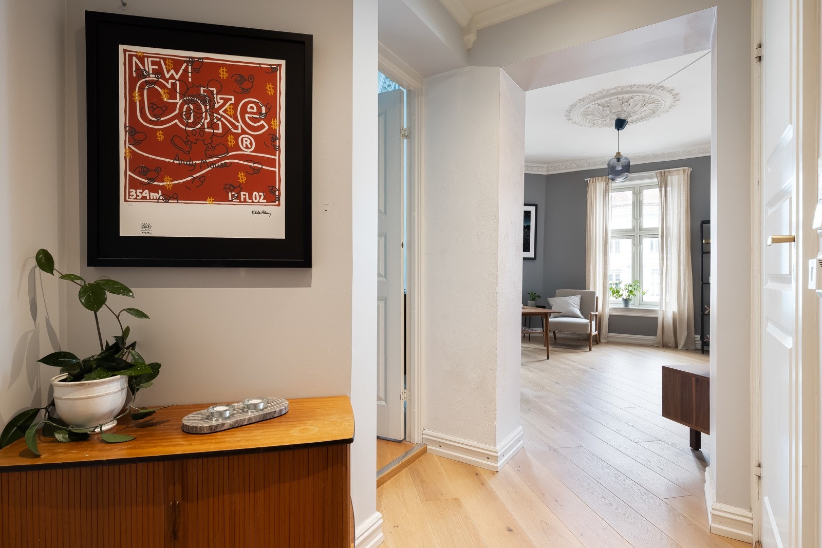 Hyggelig entré gir et godt førsteinntrykk av leiligheten. Galleribilde