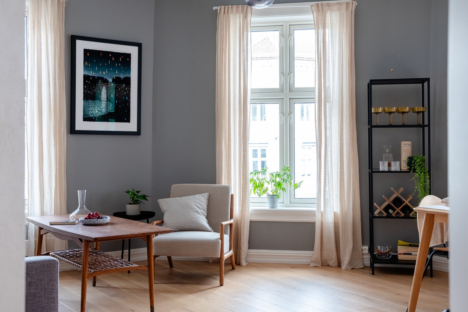 I kombinasjon med generøs takhøyde oppleves stuen som lys og luftig. Galleribilde