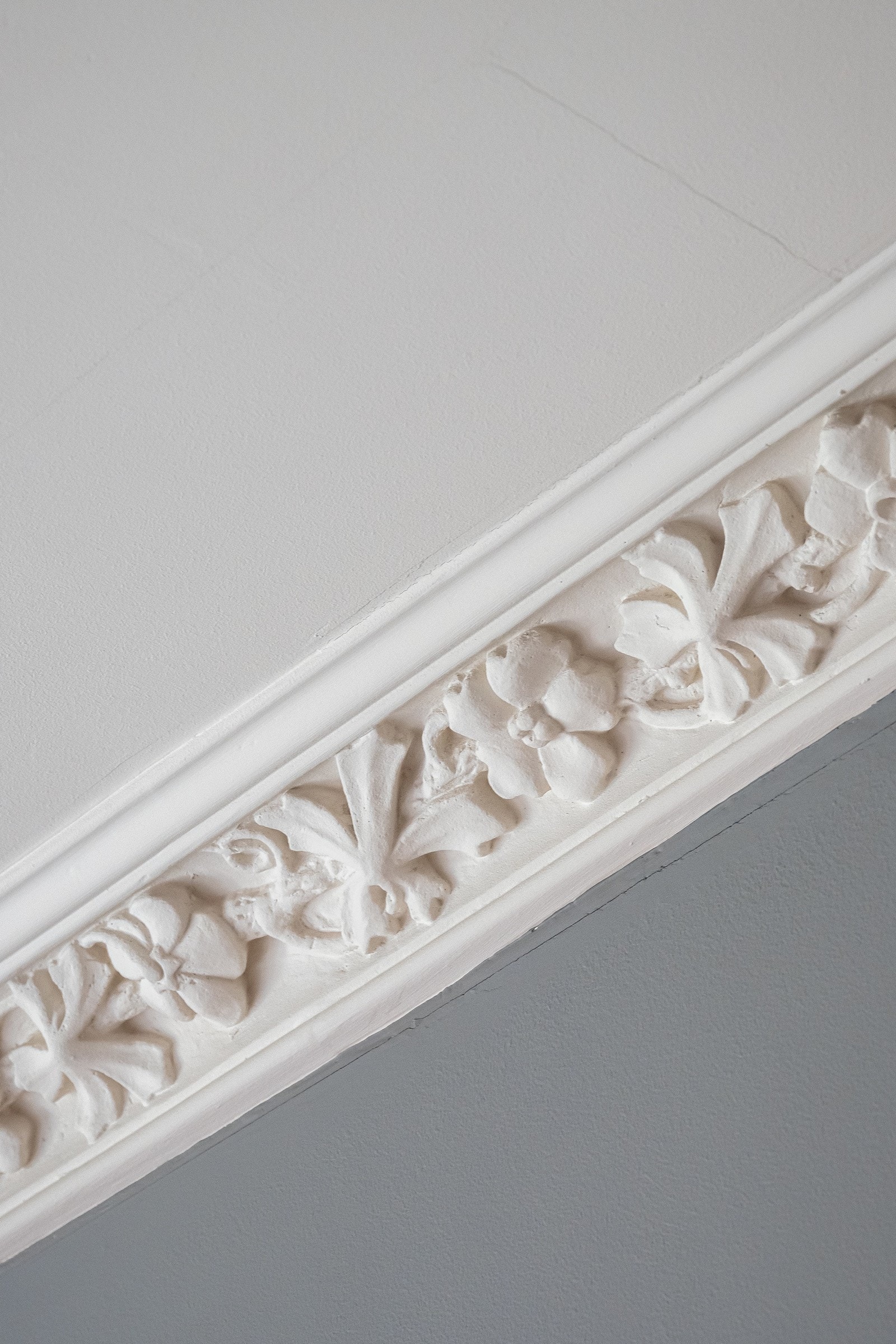 Stuen har en god takhøyde med hele 2.84 m under taket. Galleribilde