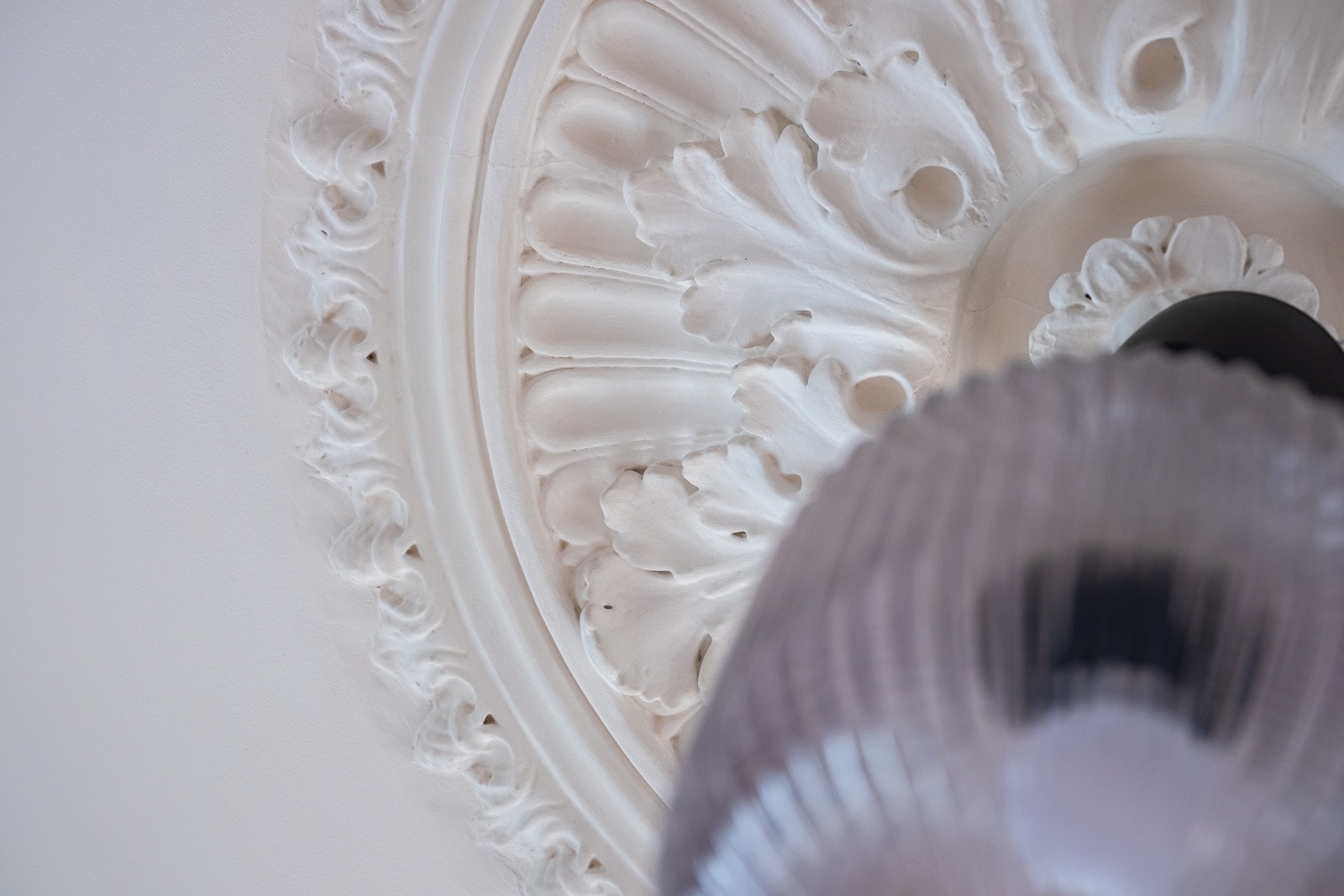 I himlingen finner du sjarmerende stukkatur og rosett. Galleribilde