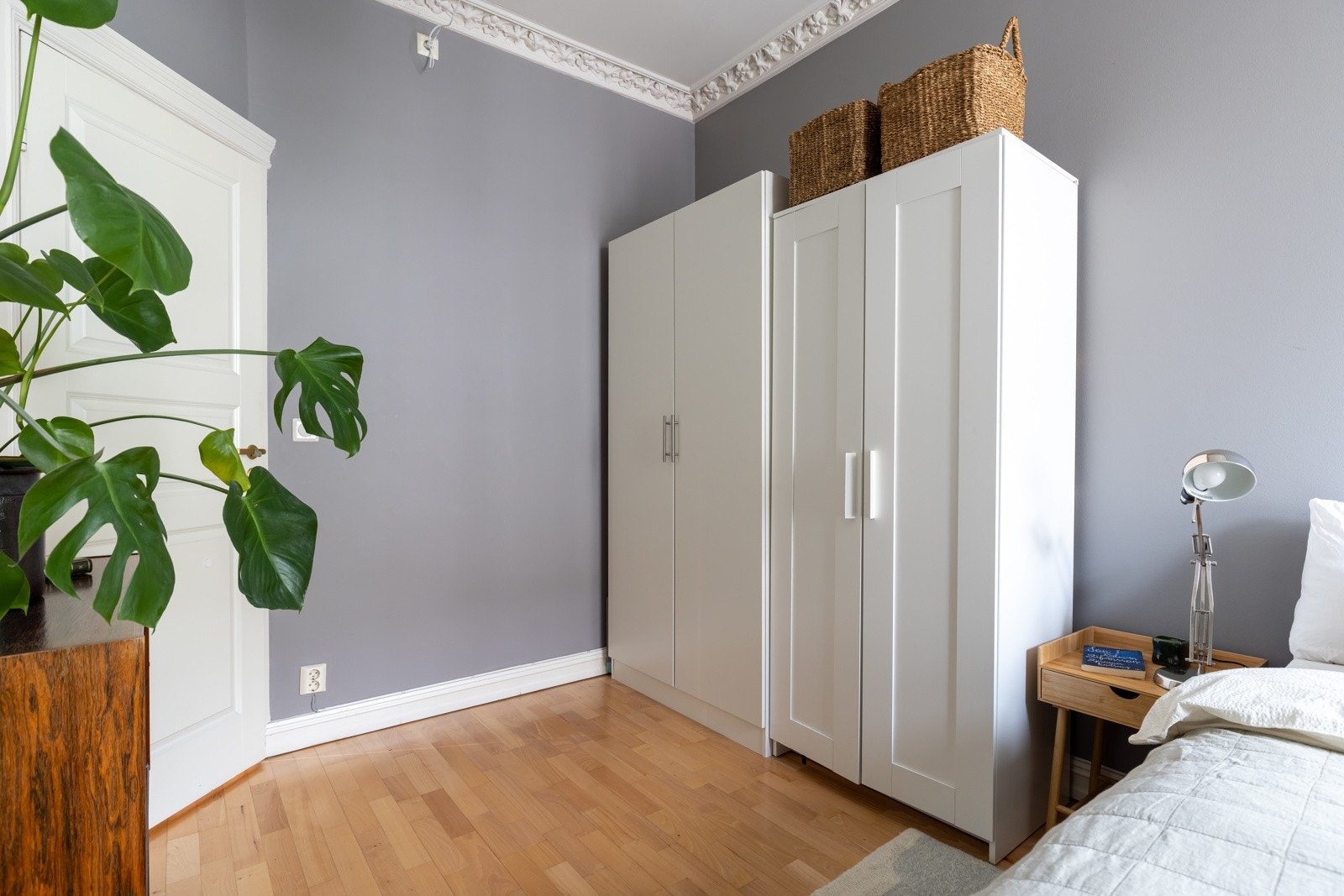 Rommet er innredet med to store garderobeskap. Galleribilde