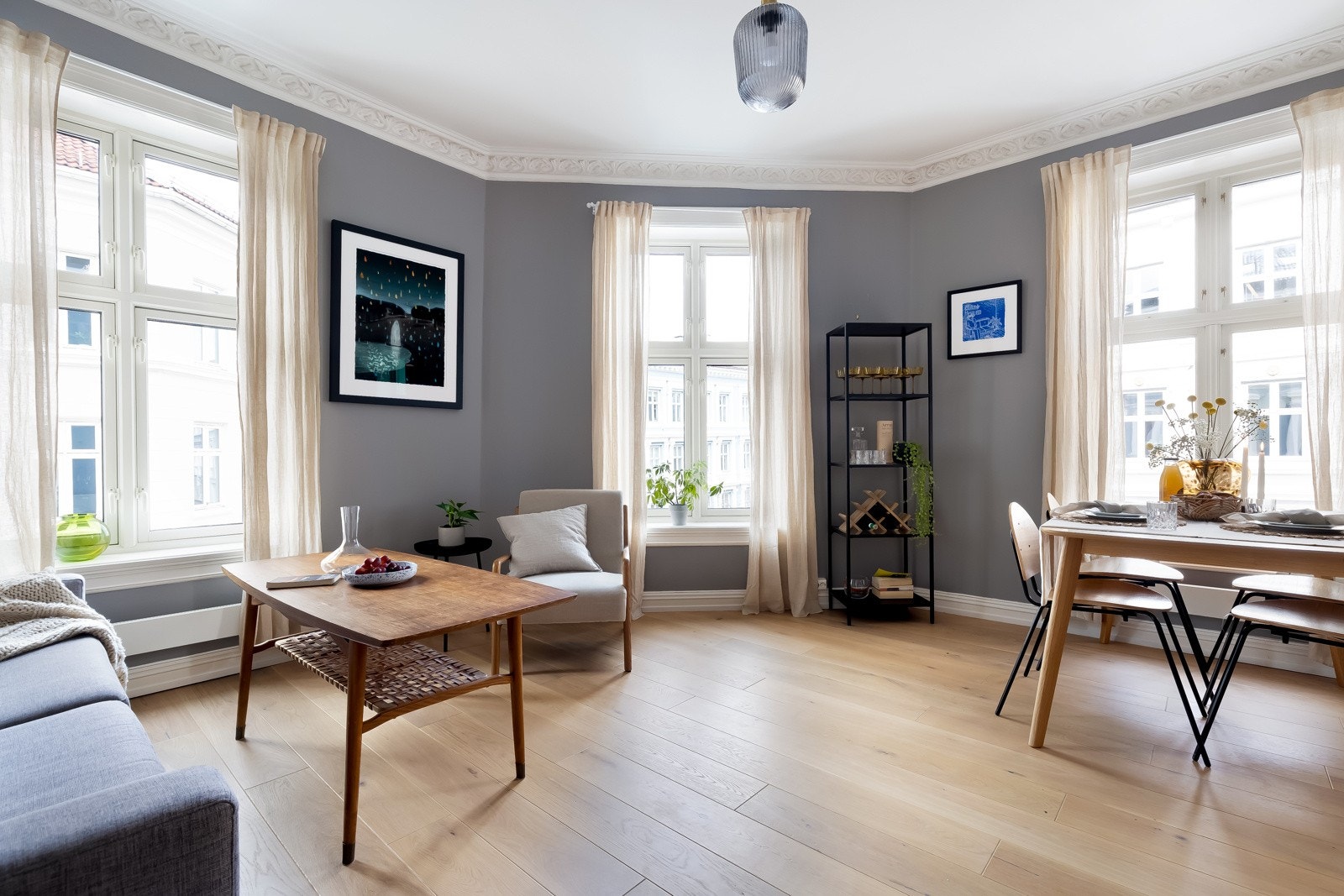 Leiligheten ligger fint til i 3.etasje med god takhøyde, store vindusflater og fine lysforhold. Galleribilde