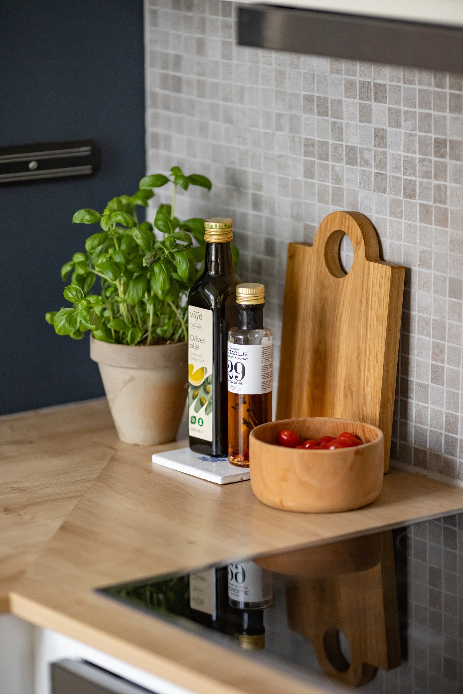 Delikate fliser over kjøkkenbenk. Galleribilde