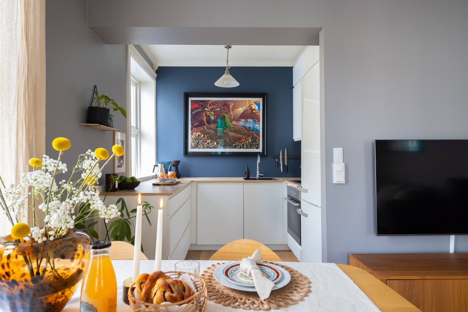 Stilrent og sosialt kjøkken i delvis åpen løsning. Galleribilde