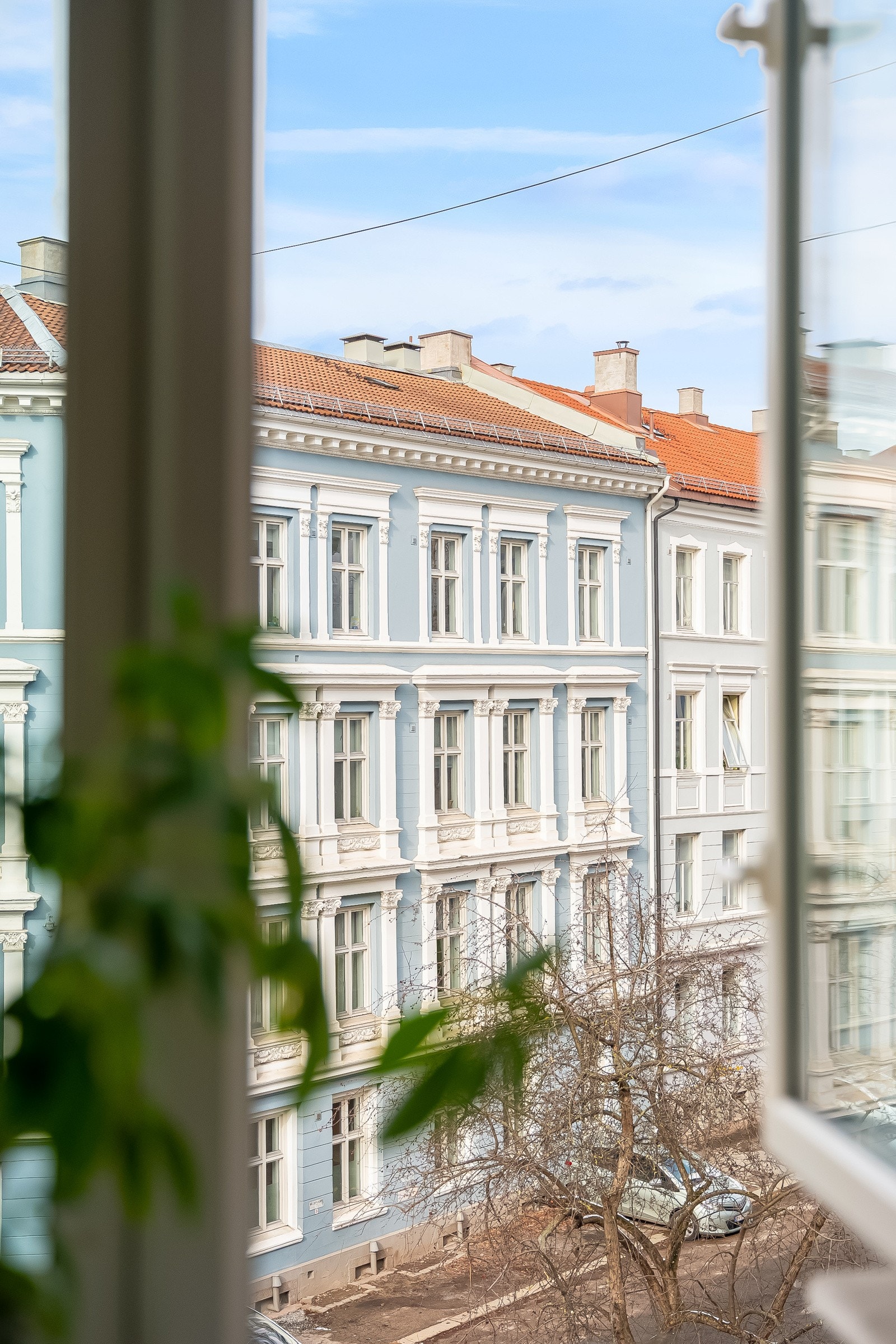 Vinduskarmene er brede med plass til pynt og dekor. Galleribilde