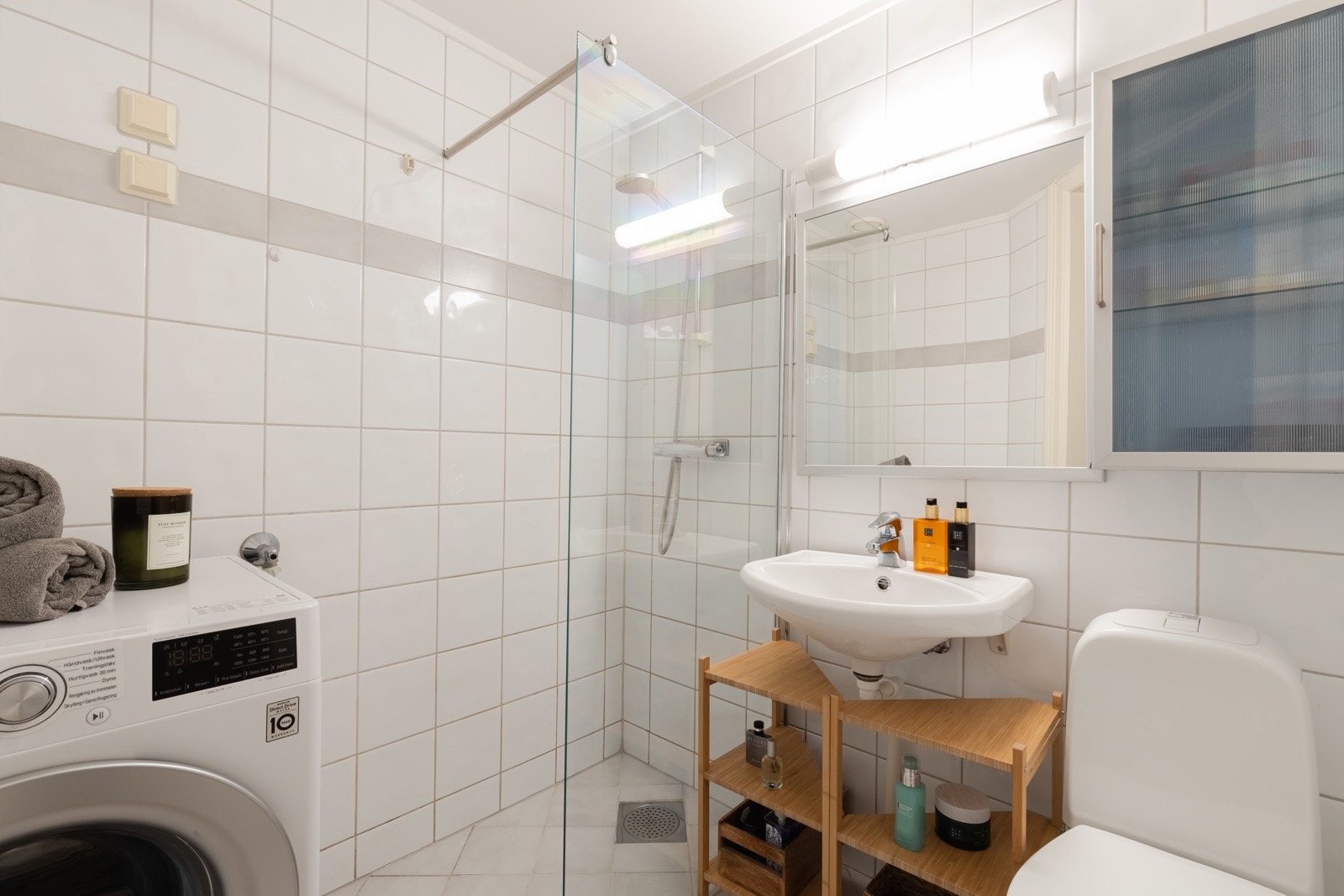 Pent og flislagt baderom med gulvvarme fra 2000 (pusset opp i regi av borettslaget). Galleribilde