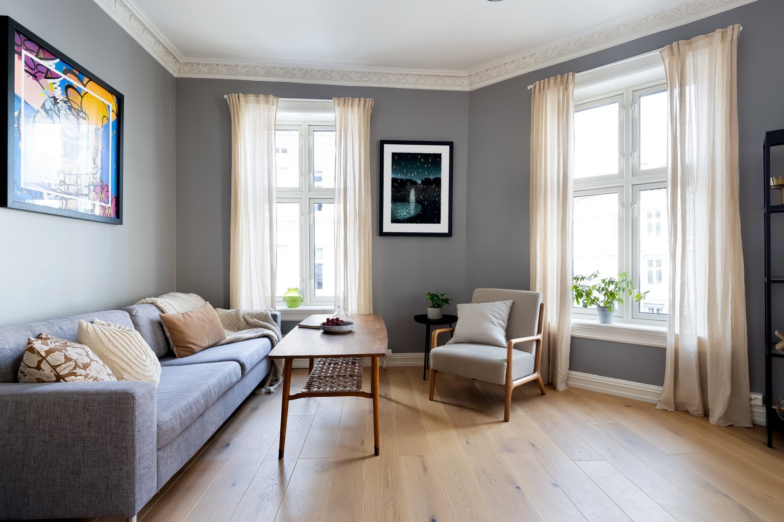 Store vindusflater fra flere kanter slipper inn rikelig med naturlig lys, og skaper en god romfølelse. Galleribilde