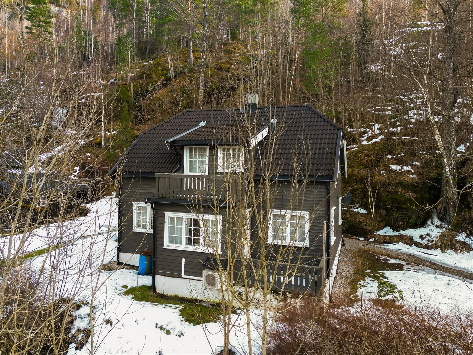 Av større oppgraderinger utført i 2017 kan nevnes oppgradering av bad, etablering av vaskerom og nytt kjøkken. Røropplegget er også fornyet til plast (rør i rør) i 2017, tilførslene går fra kjelleren og opp i etasjene. Utført av godkjent rørleggerforetak. Galleribilde