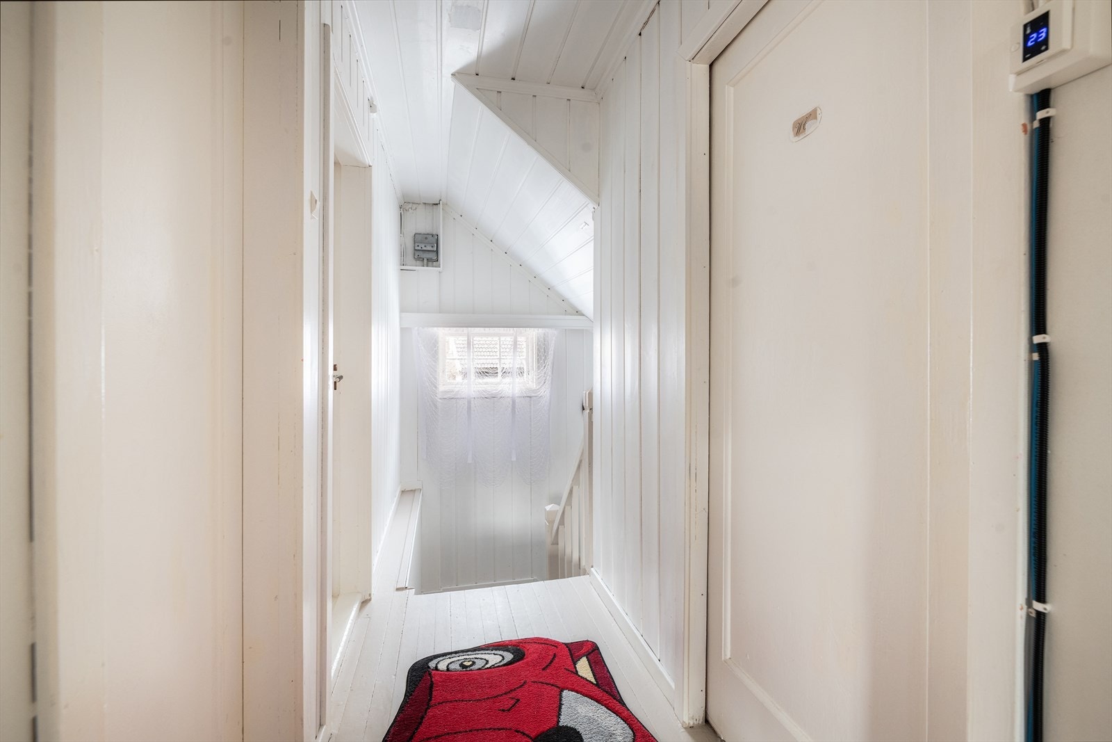 Trappegangen i 2. etasje har lyse, malte overflater, med adkomst til badet og de 3 soverommene. Galleribilde