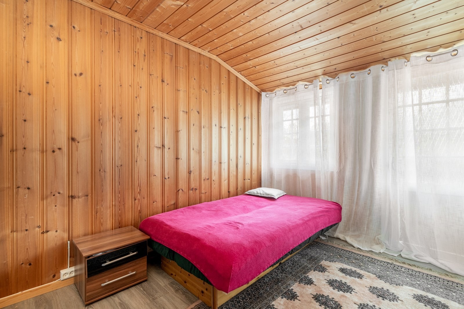 Soverom 2 - Fra et av soverommene er det adkomst til lufteveranda på ca. 5 m2. Galleribilde