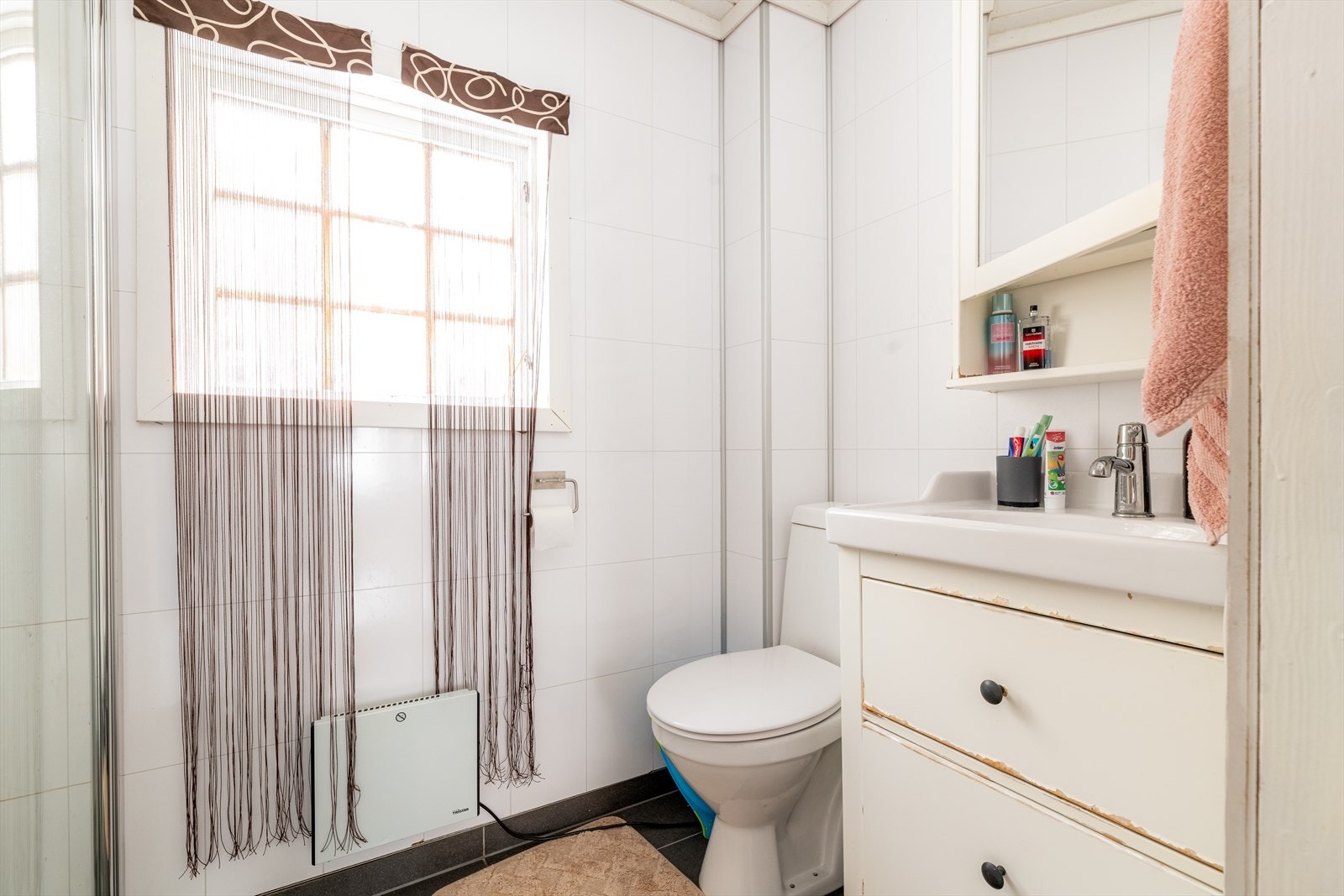 Baderommet ble rehabilitert i 2017, med nytt flislagt gulv med varmekabler og baderomsplater på veggoverflater. Arbeider er utført av håndverkerforetak. Galleribilde