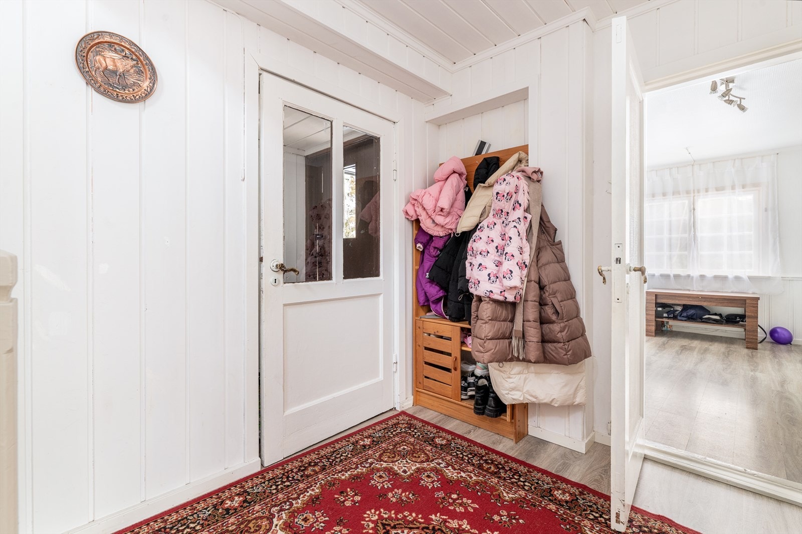 Boligen har et romslig gangareal med god plass til oppbevaring av sko- og ytterklær. Galleribilde