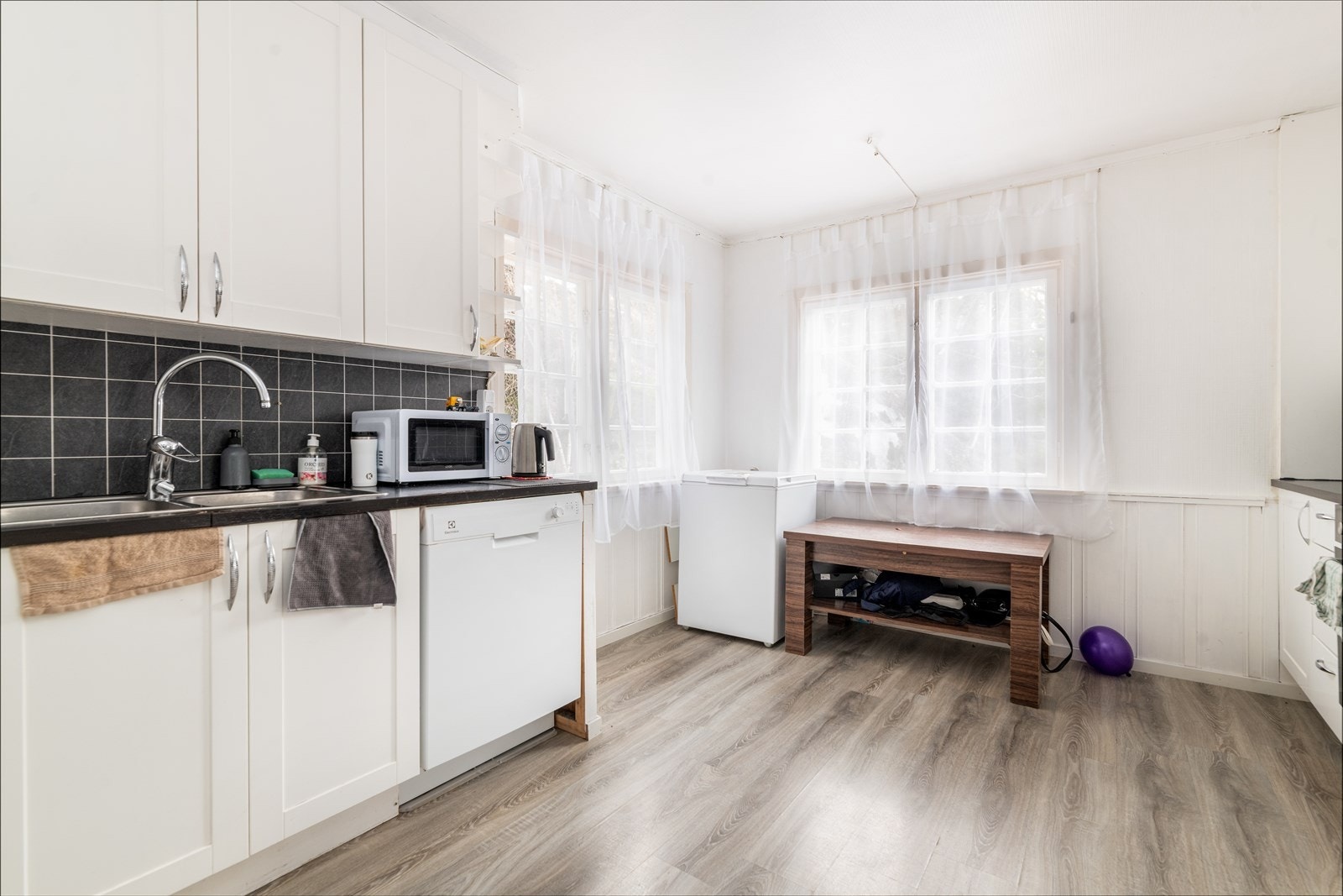 Det er avsatt plass til frittstående hvitevarer som oppvaskmaskin, komfyr og kjøl/fryseskap, og over kokesonen er det ventilator i fungerende stand. Galleribilde