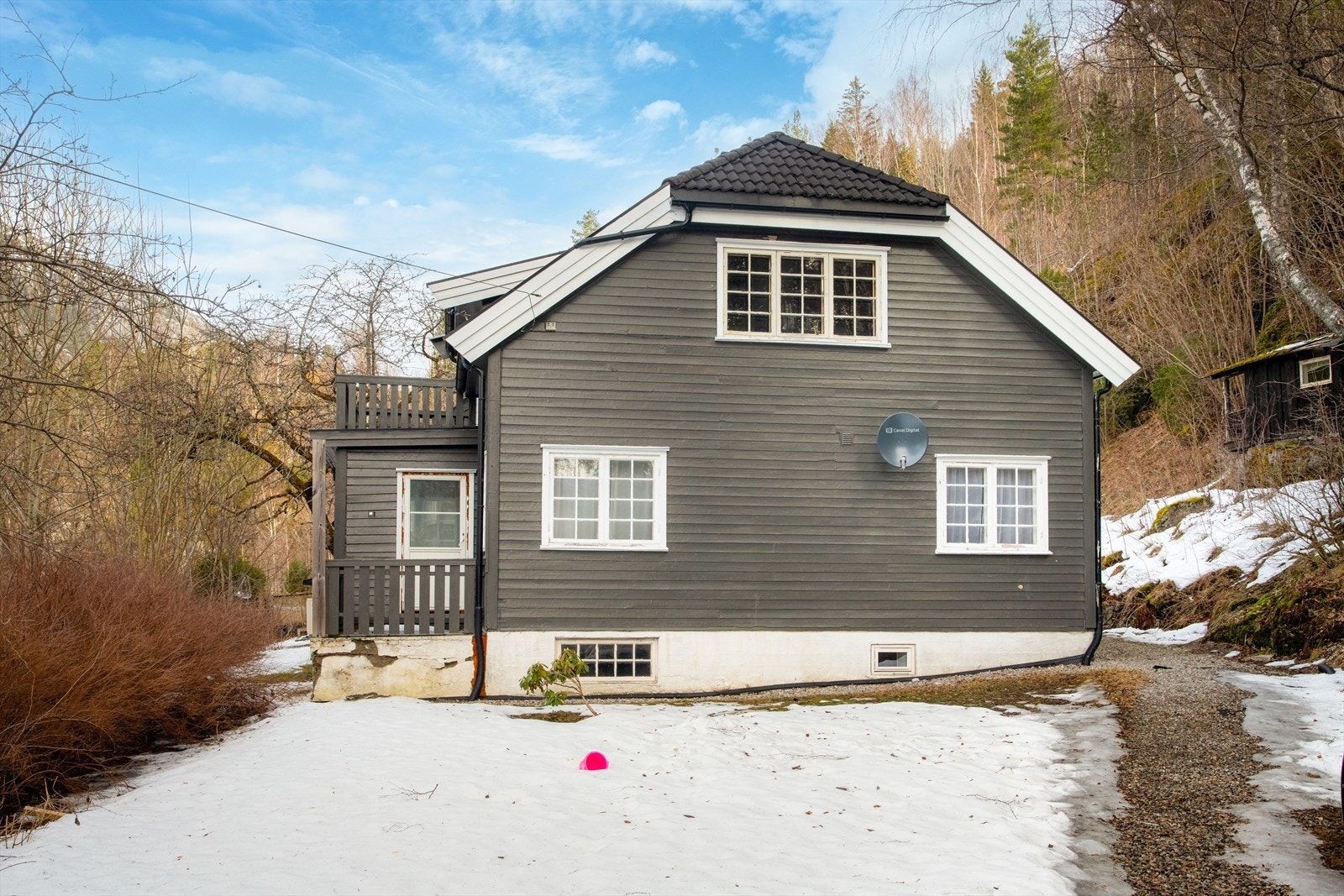 Tekkingen er fornyet i 2005, og hele huset ble malt i 2020/21. Flere rom er oppgradert og/eller pusset opp i tidsrommet ca. 2017/21. Galleribilde