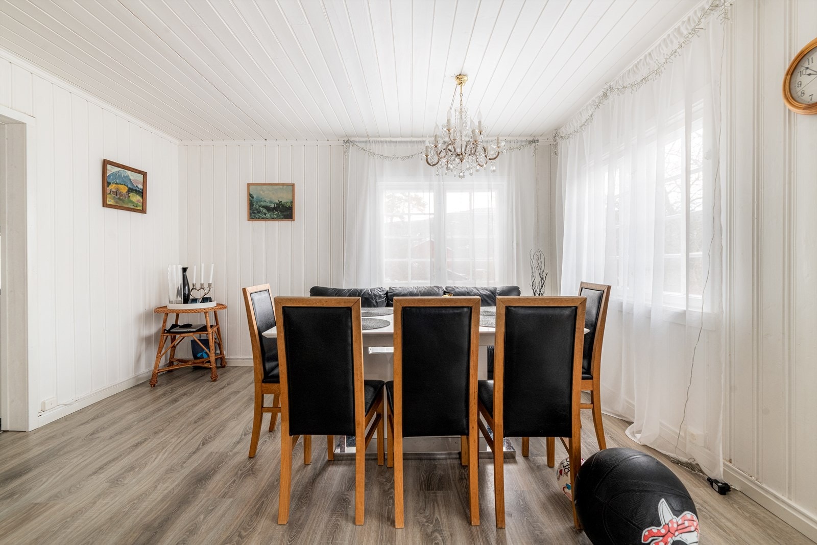 Spisestue praktisk plassert inntil kjøkkenet. Galleribilde