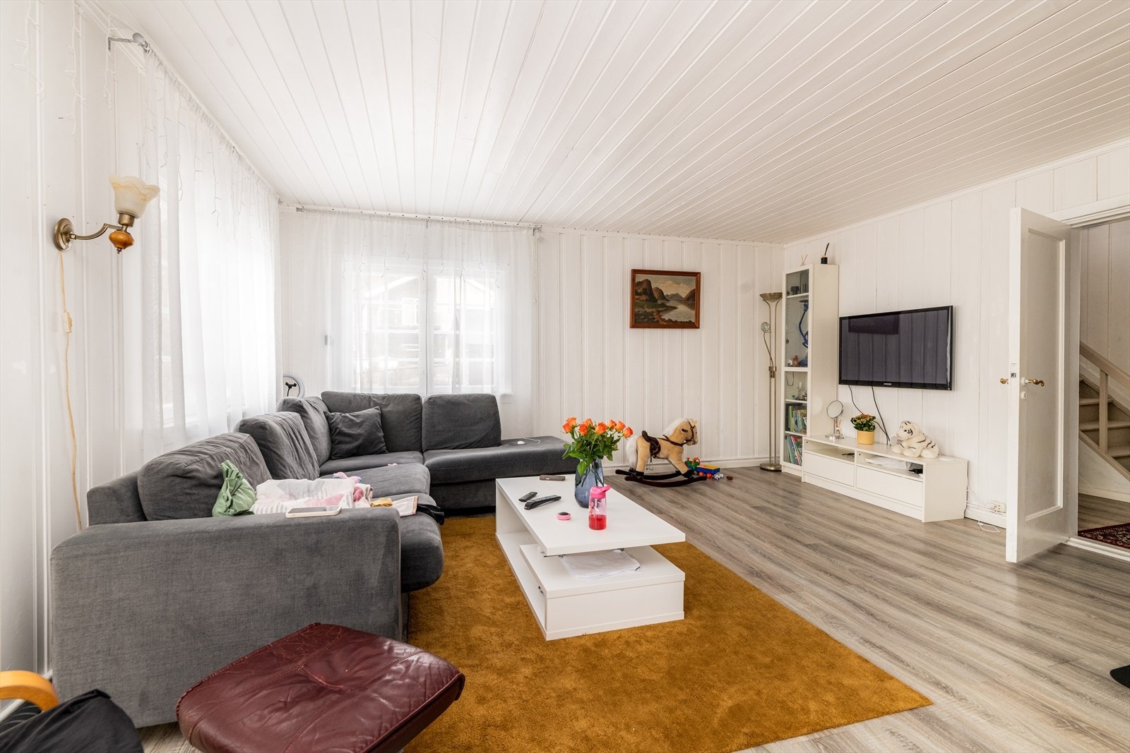 Stuen har en hyggelig dagligstue med plass til en romslig sofagruppe. Galleribilde