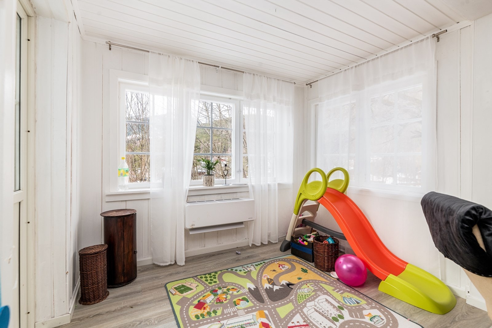 I 2017 ble det også installert Fujitsu varmepumpe i stuen for en jevn og behagelig varme. Galleribilde