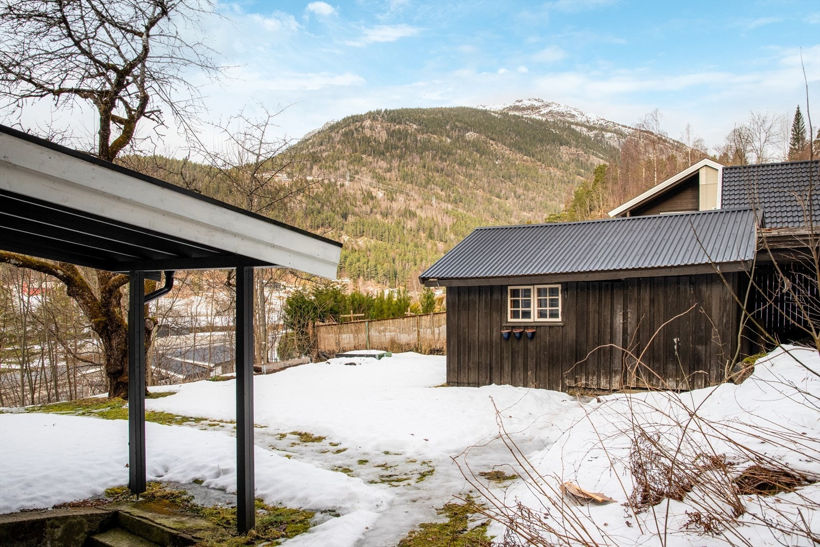 Fra hagedelen, mot nord, er det adkomst ned til kjelleretasjen. Her er det nytt takoverbygg fra 2017. Galleribilde