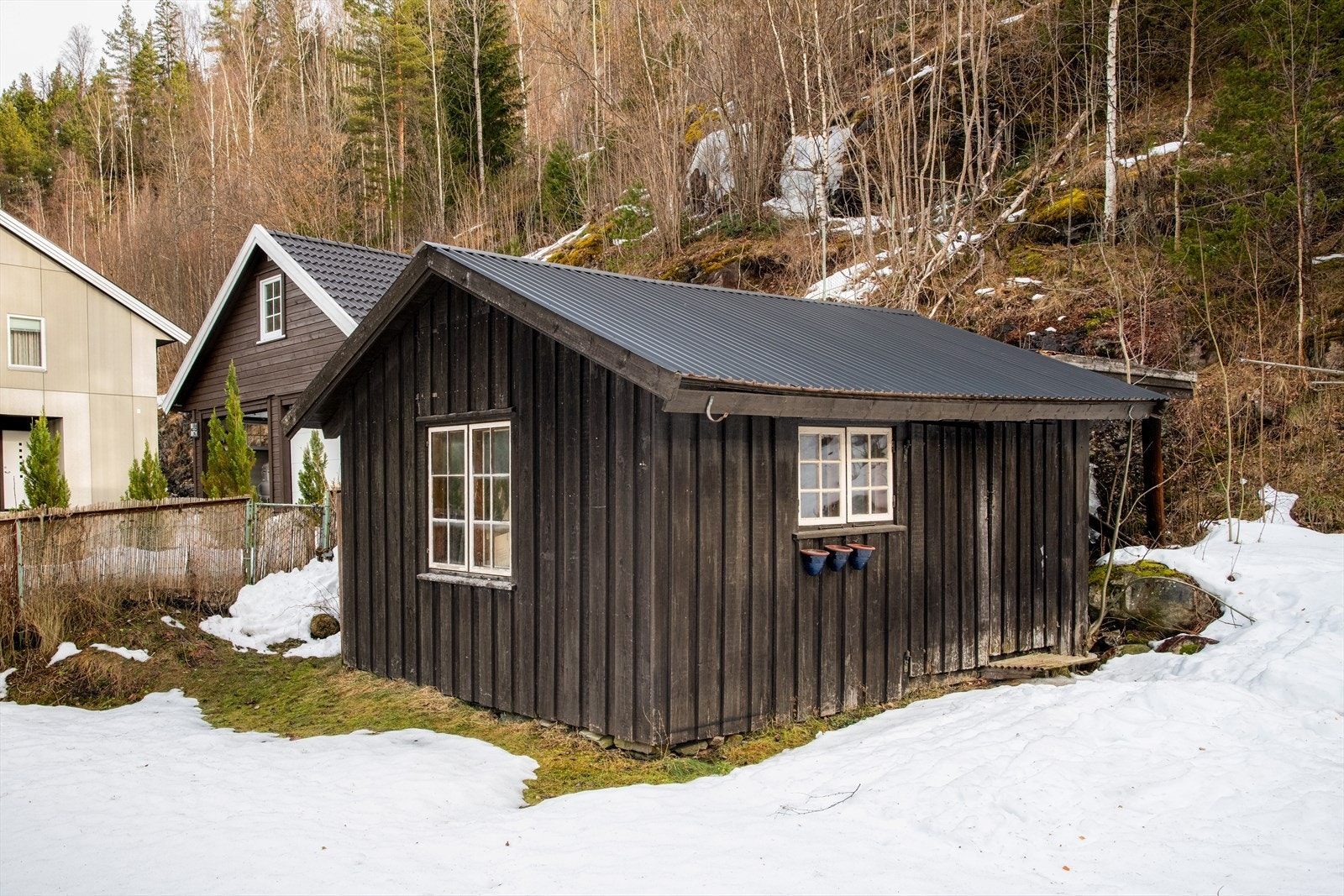 På eiendommen er det oppført uthus i 1955, med takoverbygg mot fjellet. Her er det god lagringsplass til blant annet ved og redskaper. Galleribilde