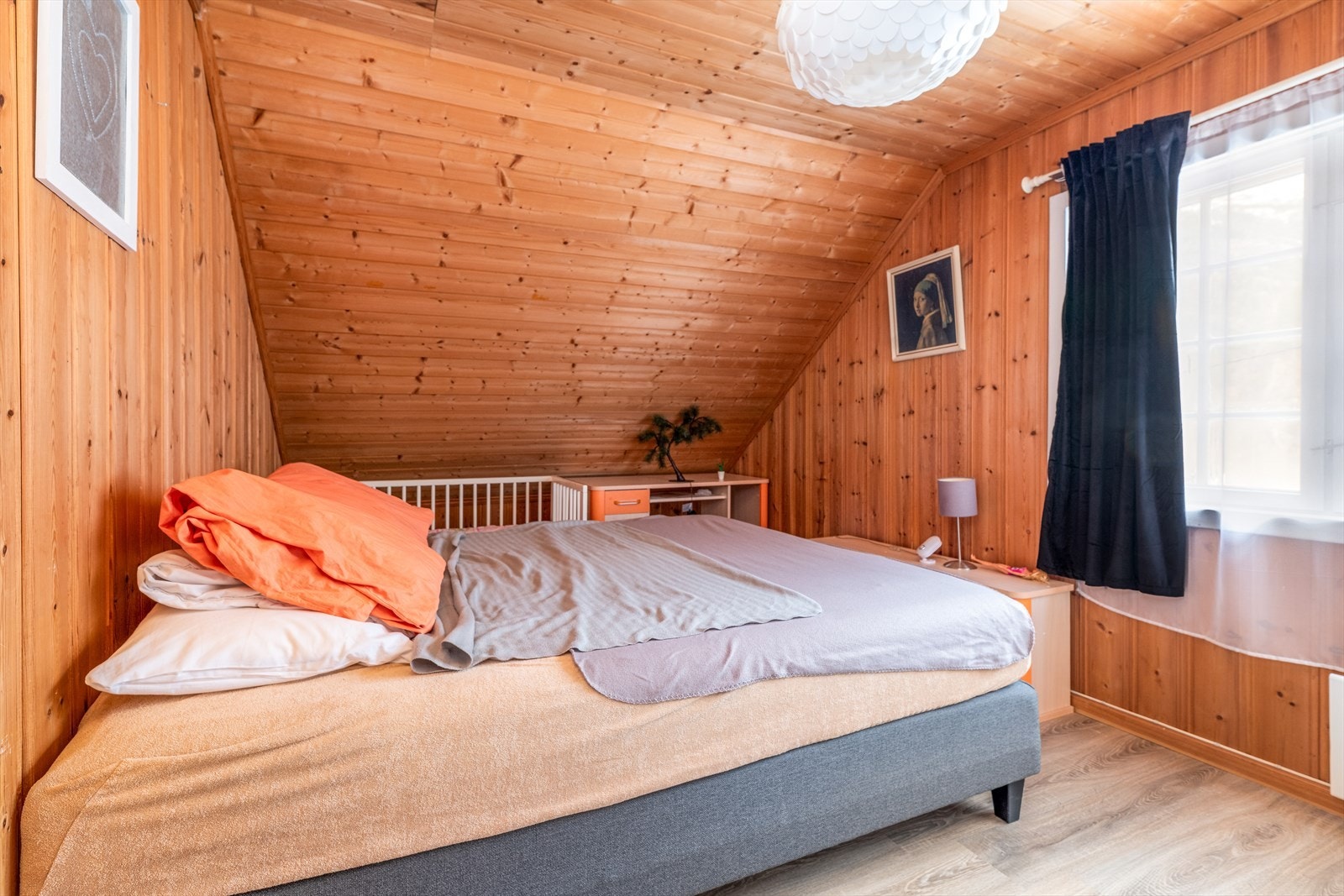 Boligen har tilsammen tre soverom, alle med moderne laminat på gulvet og trepanel på veggoverflater. Galleribilde