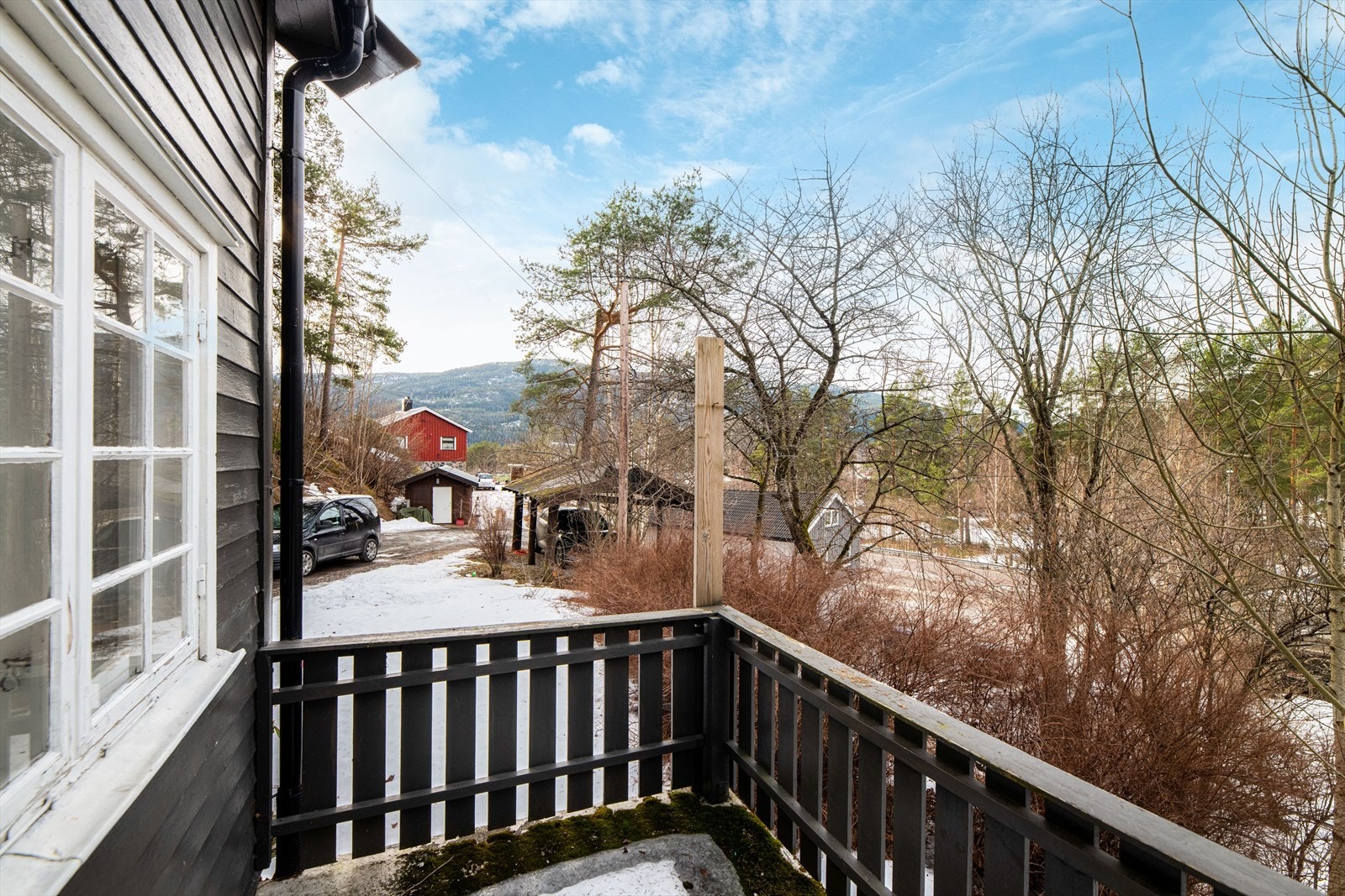 Fra boligen er det kort vei til skoler og barnehager. Seljord kan tilby idrettslag med aktiviteter som fotball, håndball, ski, friidrett og ridning. Det er også kort vei til blant annet matbutikker og bensinstasjon. Galleribilde