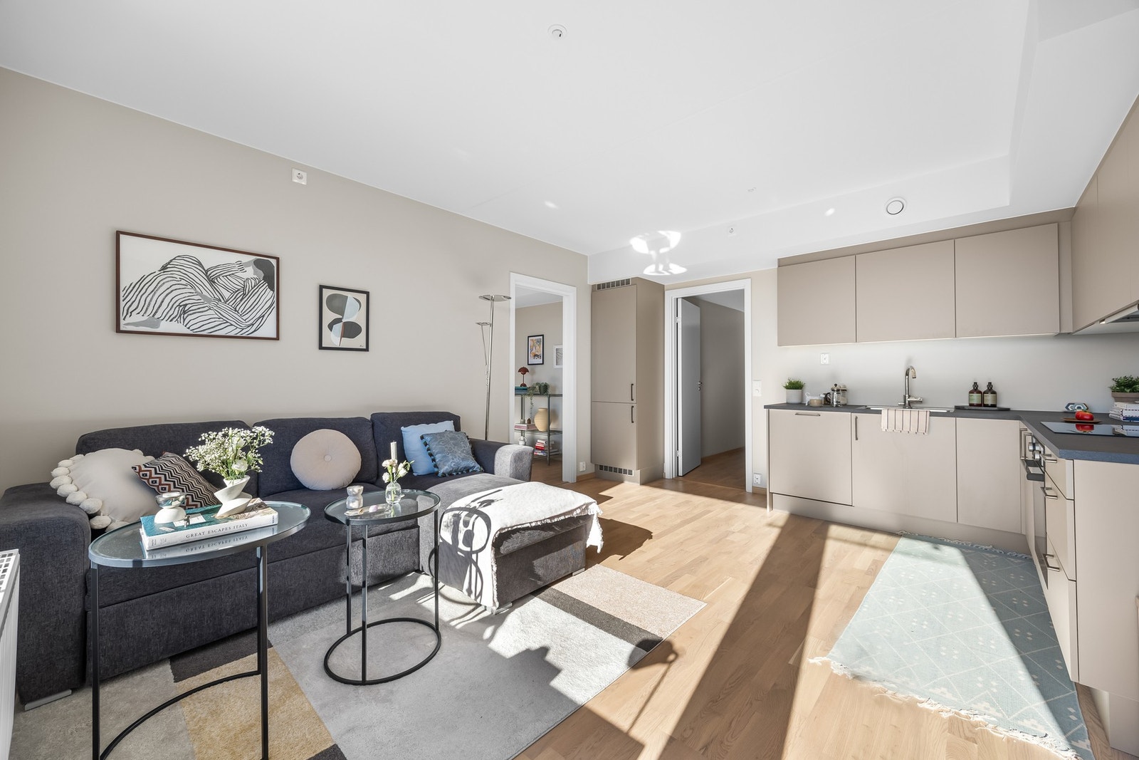 Det er naturlig plass til både tv og sofa i stuen. Galleribilde