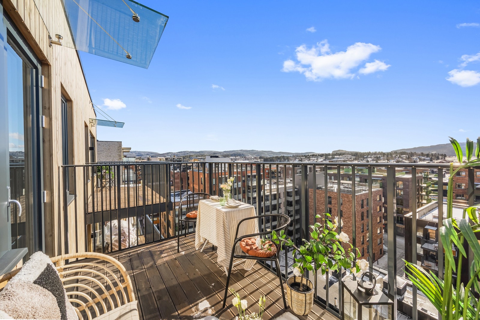 Som toppleilighet har du et rolig og fritt uteareal, og her er det god plass til utemøbler for avslapning og hyggelige stunder utendørs. Galleribilde