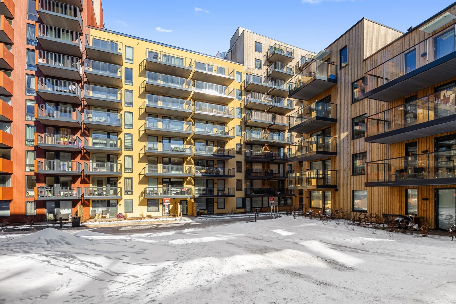 Leiligheten ligger i byggets 10. etasje. Galleribilde