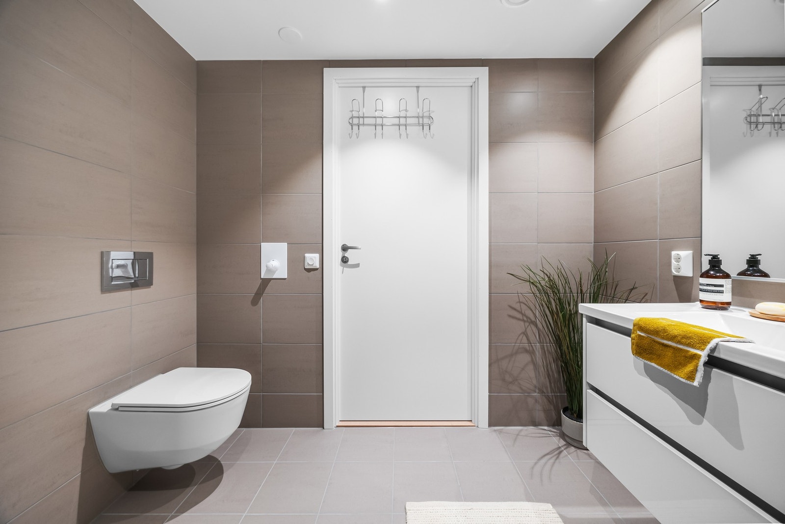 Den moderne innredningen skaper et friskt og rent uttrykk, og du har alt du trenger for en praktisk og funksjonell hverdag. Galleribilde