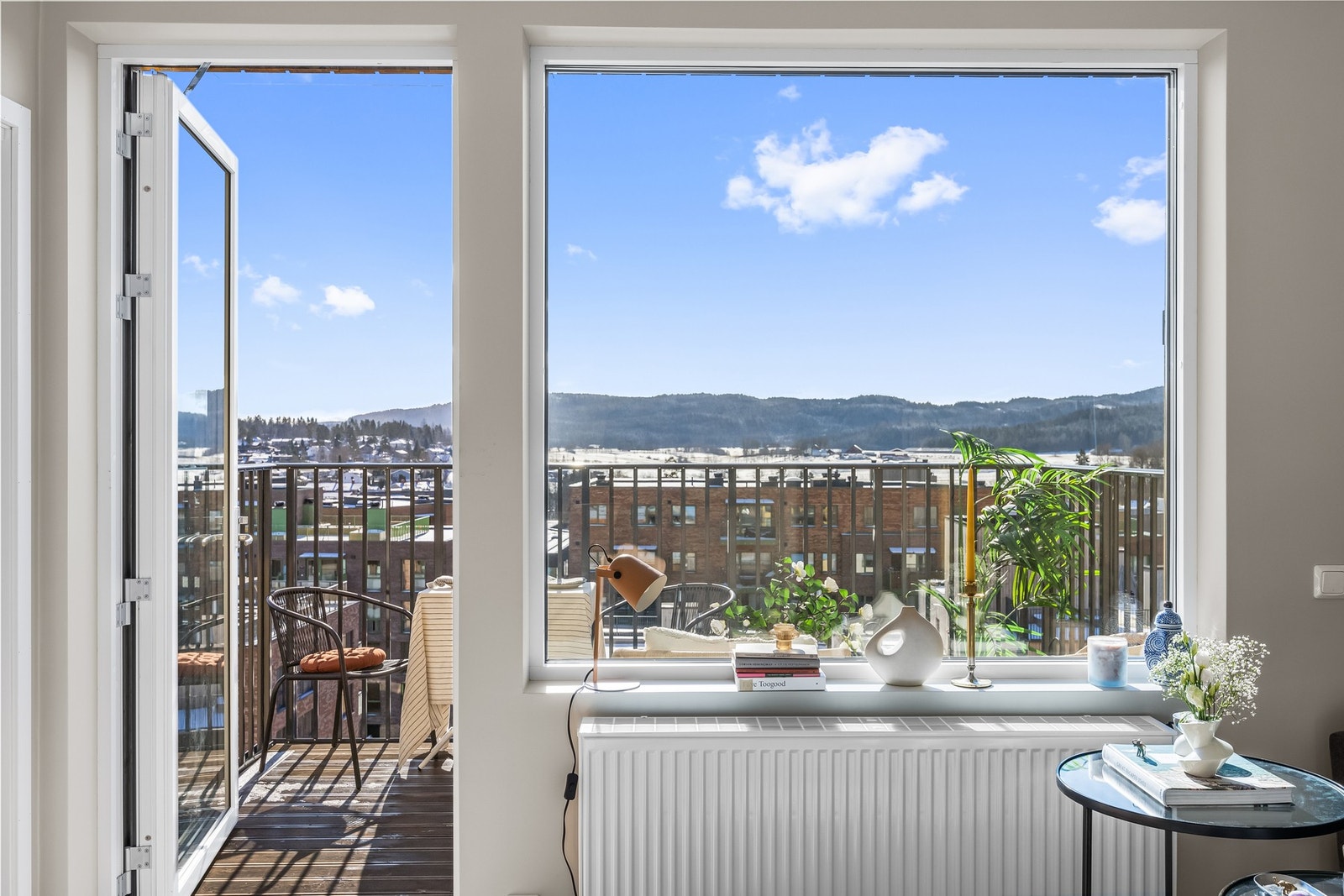 Fra stuen har du utgang til en balkong på ca. 7 m², hvor du kan nyte utsikten og slappe av med utemøbler. Galleribilde