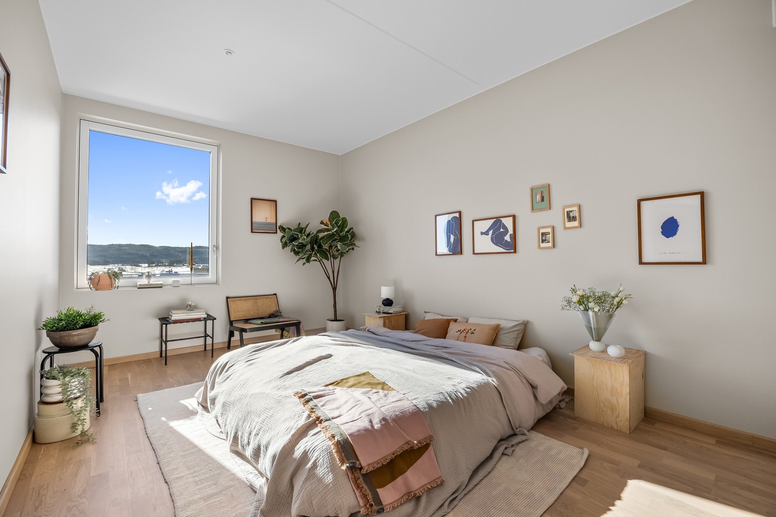 Det er en behagelig beige nyanse på veggene og parkett på gulvet. Galleribilde