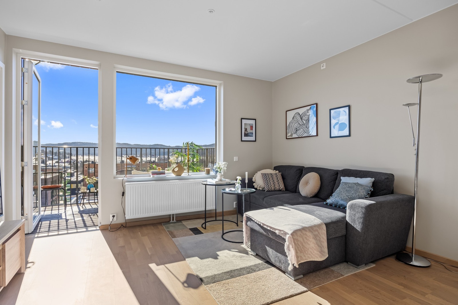 De store vinduene slipper inn rikelig med naturlig dagslys. Galleribilde