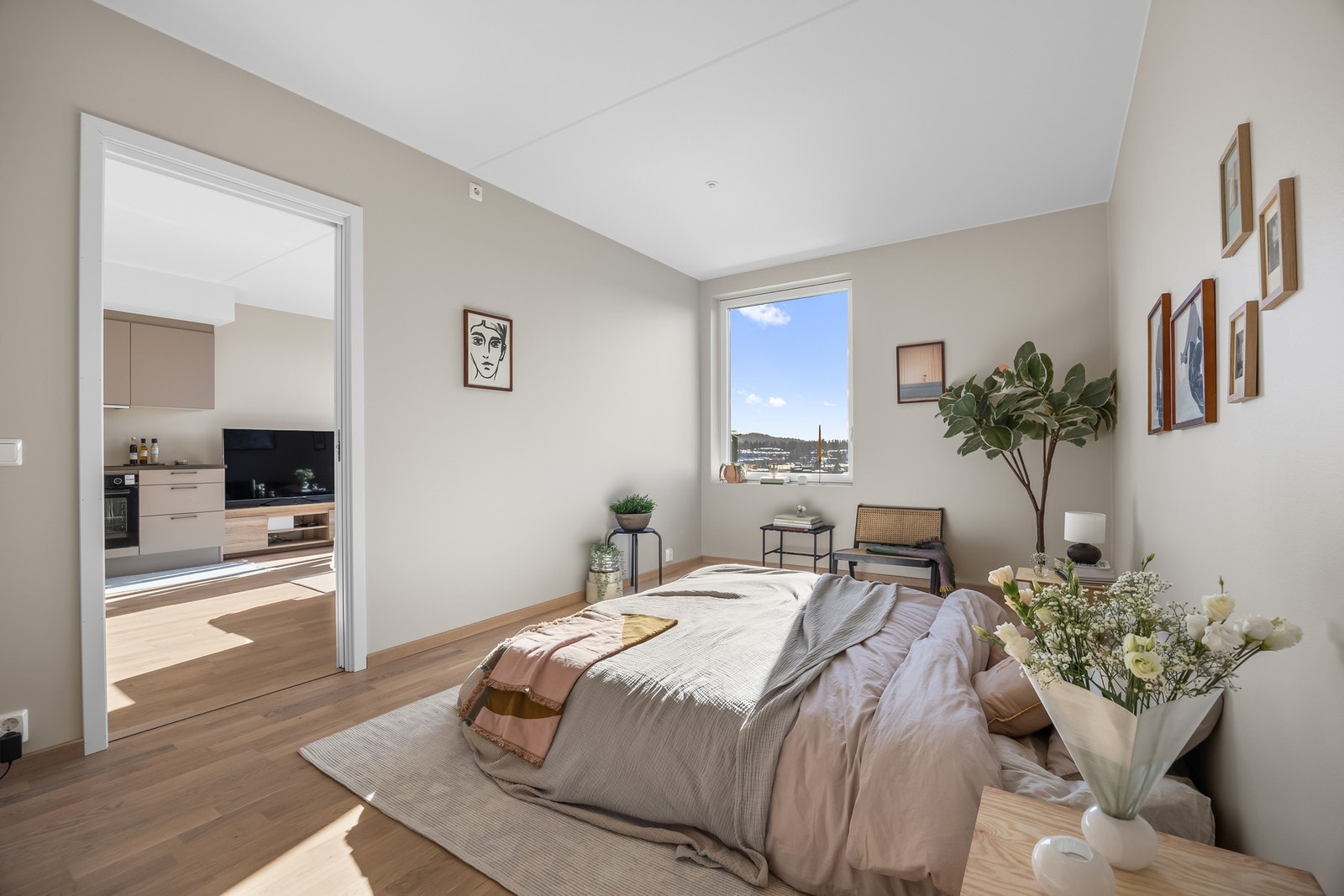 Hovedsoverommet er romslig med plass til en stor seng og nattbord. Galleribilde