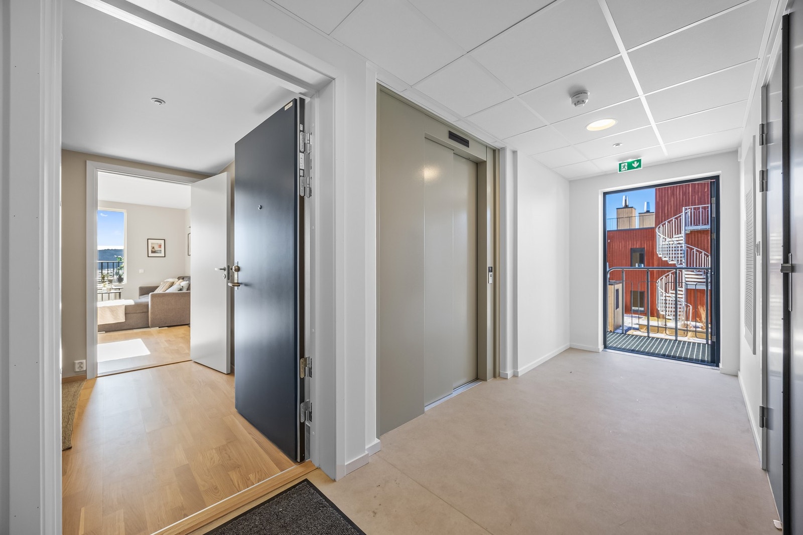 Porttelefon med videokamera gir ekstra trygghet, og det er heis direkte til leiligheten for enkel adkomst. Galleribilde