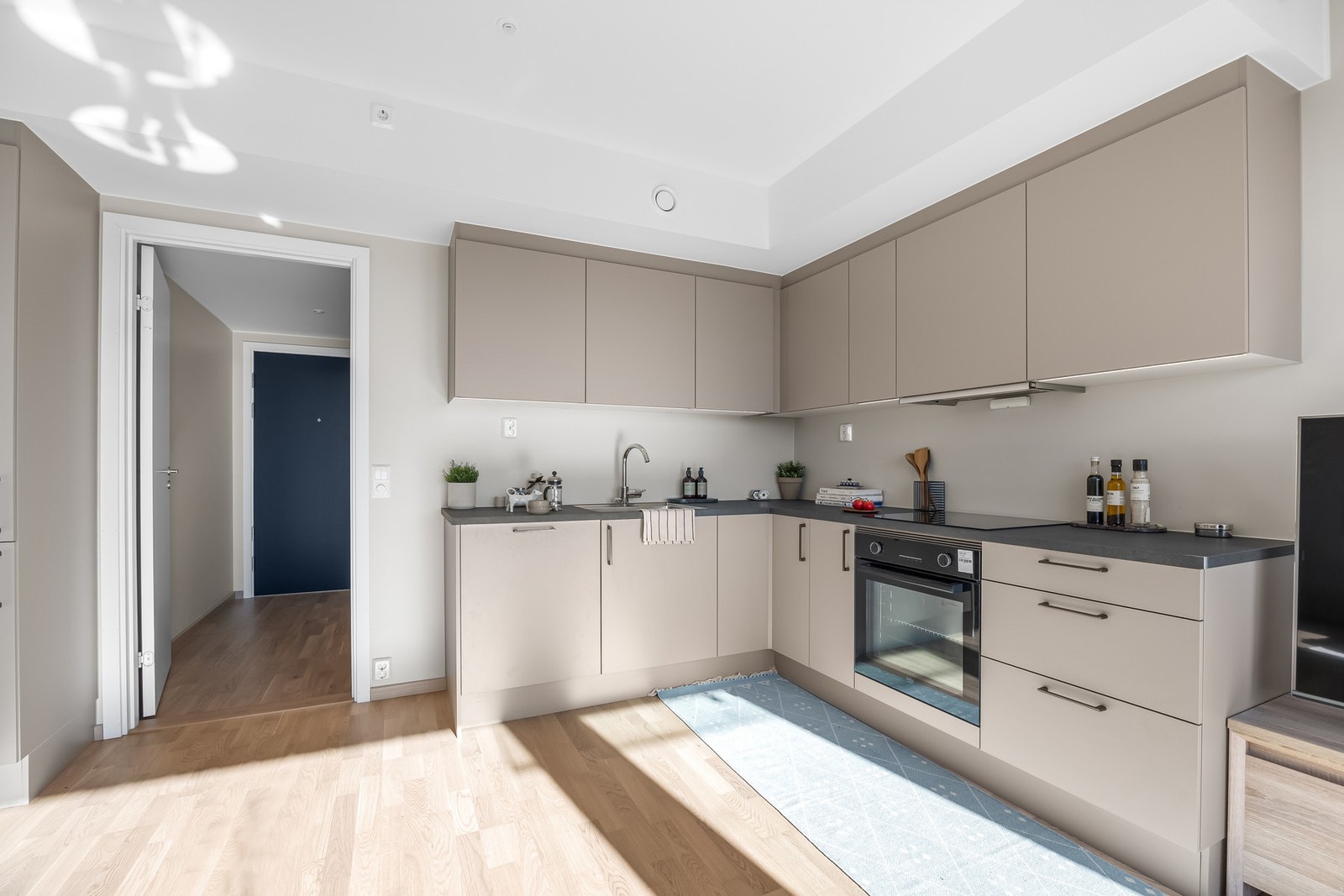 Dette lekkre kjøkkenet fra HTH er utstyrt med integrerte hvitevarer og har rikelig med både skap- og benkeplass, ideelt for den matglade. Galleribilde