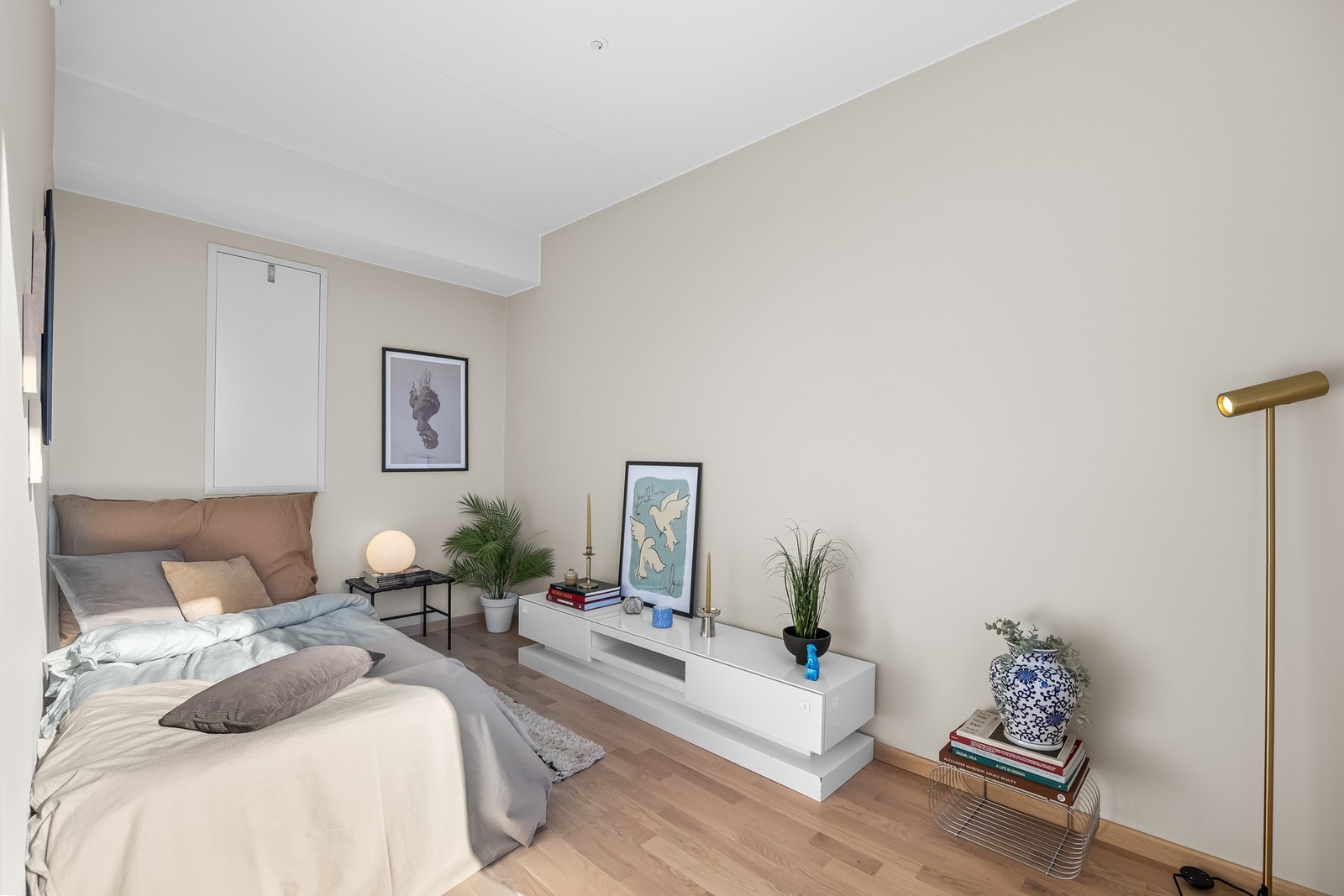 Soverom nummer to er også sjenerøst i størrelse, og det er god plass til både seng og tilhørende møblement. Galleribilde