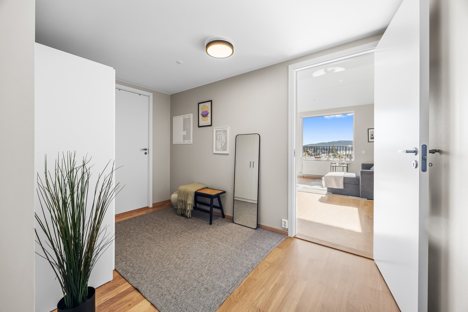 Her finner du plass til både speil og sitteplass, samt et praktisk garderobeskap. Galleribilde