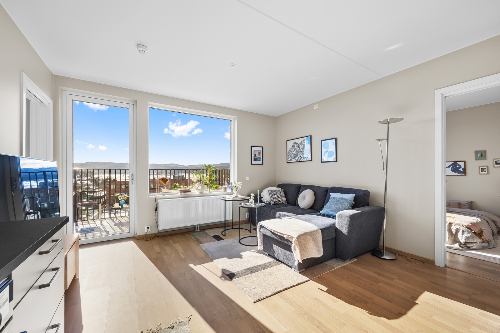 Leiligheten ligger i det urbane Lørenskog Hageby, med kort vei til bussholdeplasser, kafeer og Rema1000. Triaden Storsenter er kun en spasertur unna, og Østmarka byr på flotte rekreasjonsmuligheter rett i nærheten. Galleribilde