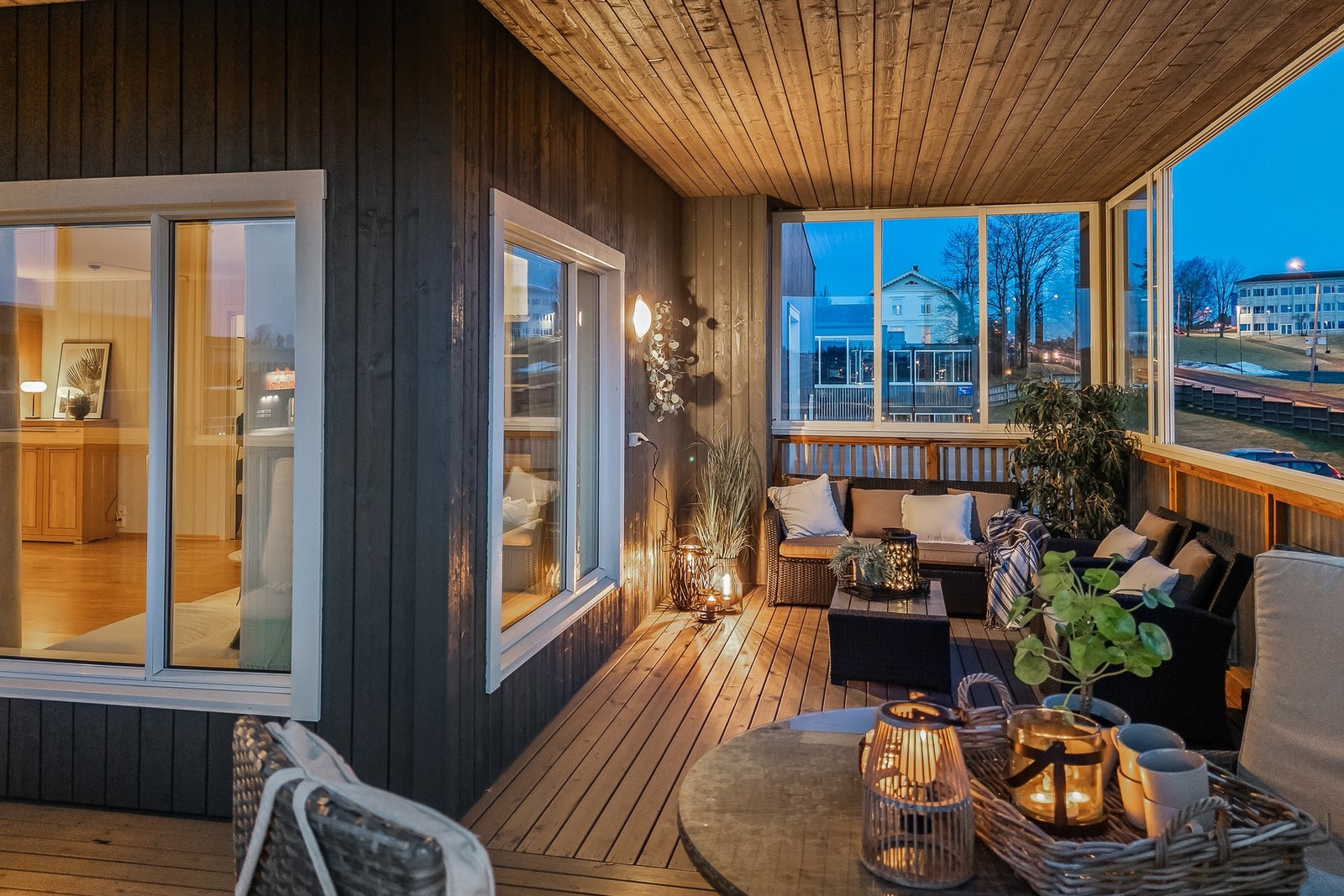 Solrik hjørneveranda - Perfekt for både morgenkaffen og lange sommerkvelder. Galleribilde