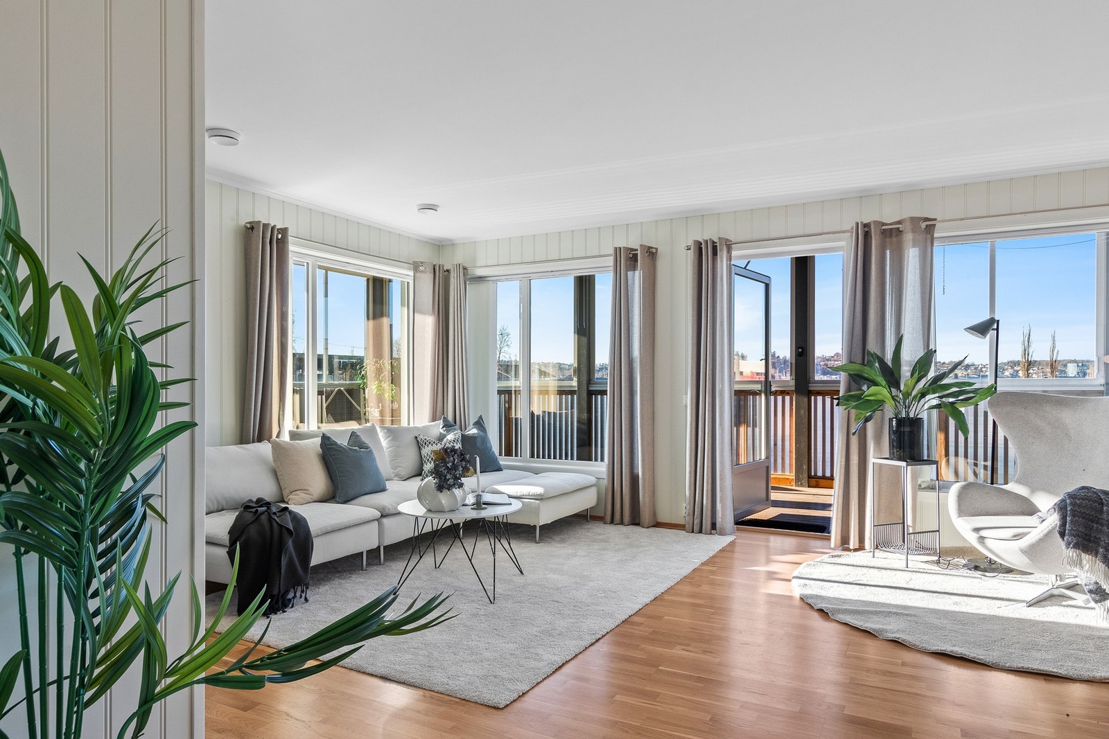 Lys og trivelig stue - Store vindusflater gir godt med naturlig lys og luftig romfølelse. Galleribilde