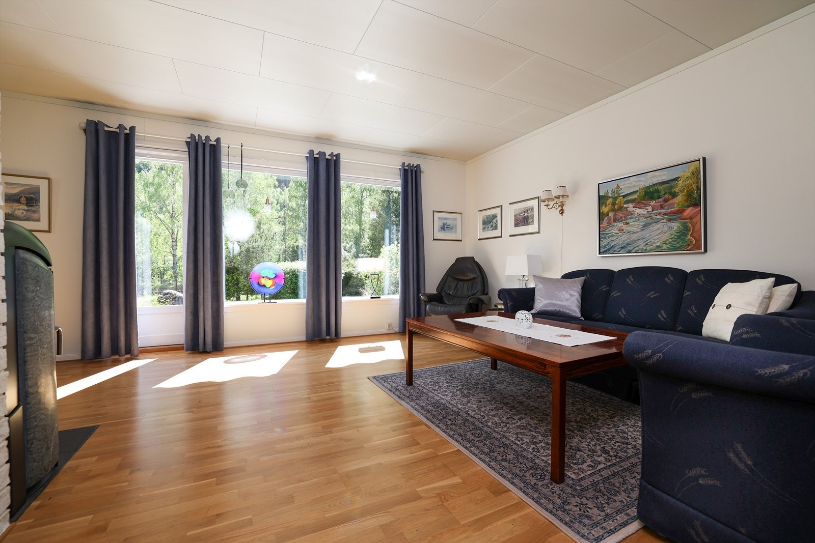 Fra stuen er det egen utgang til terrasse og hage Galleribilde