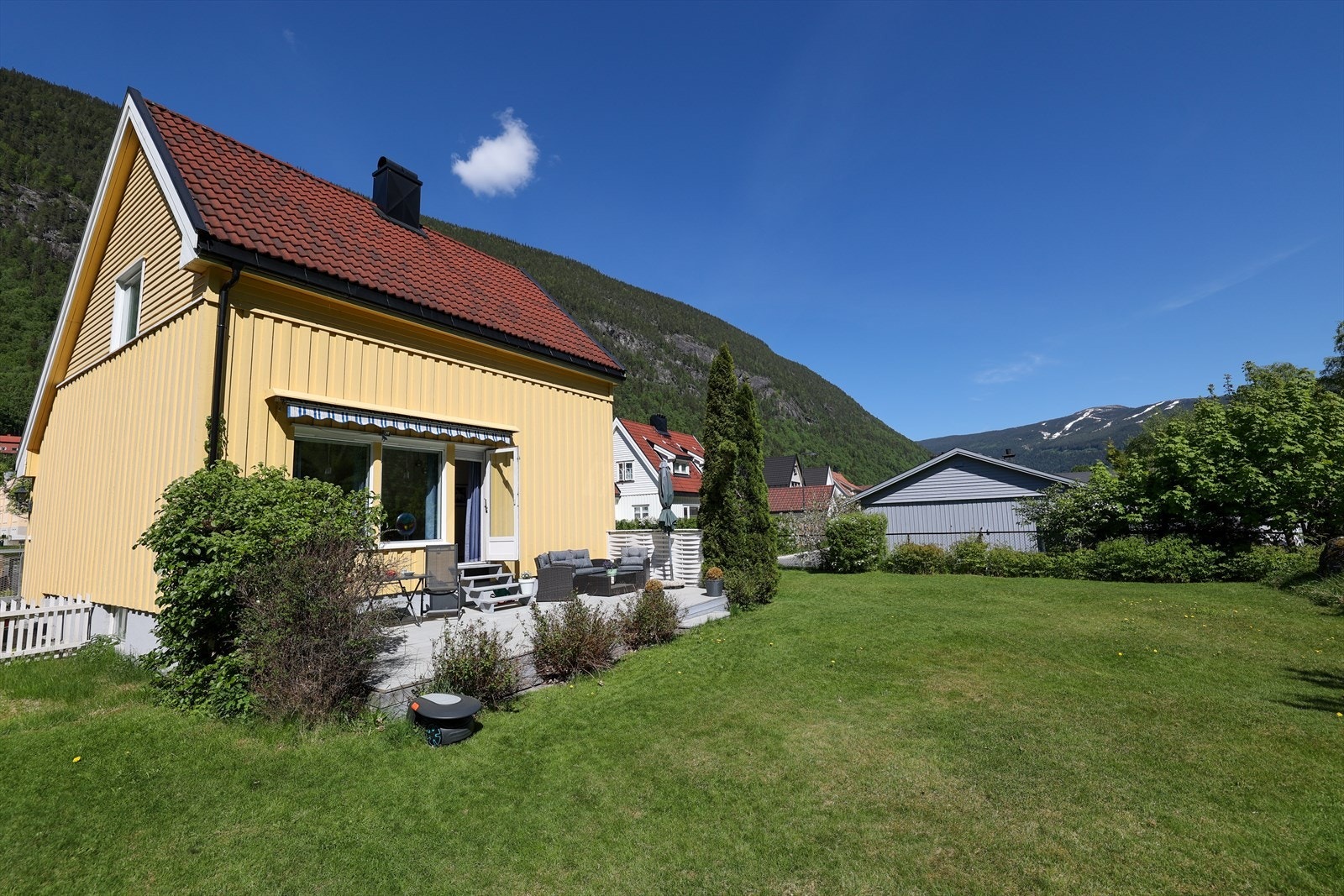 Flott, usjenert hage Galleribilde