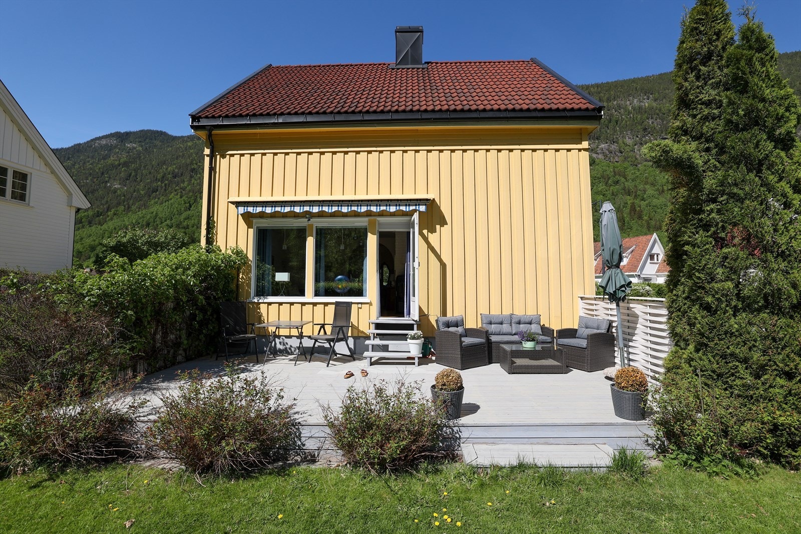 Det er etablert en flott terrasse på sørsiden av boligen Galleribilde